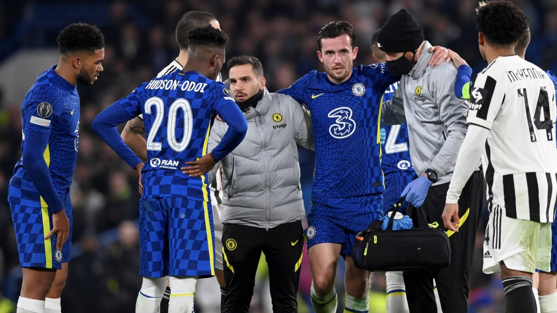 Injured Ben Chilwell With Teammates Wallpaper