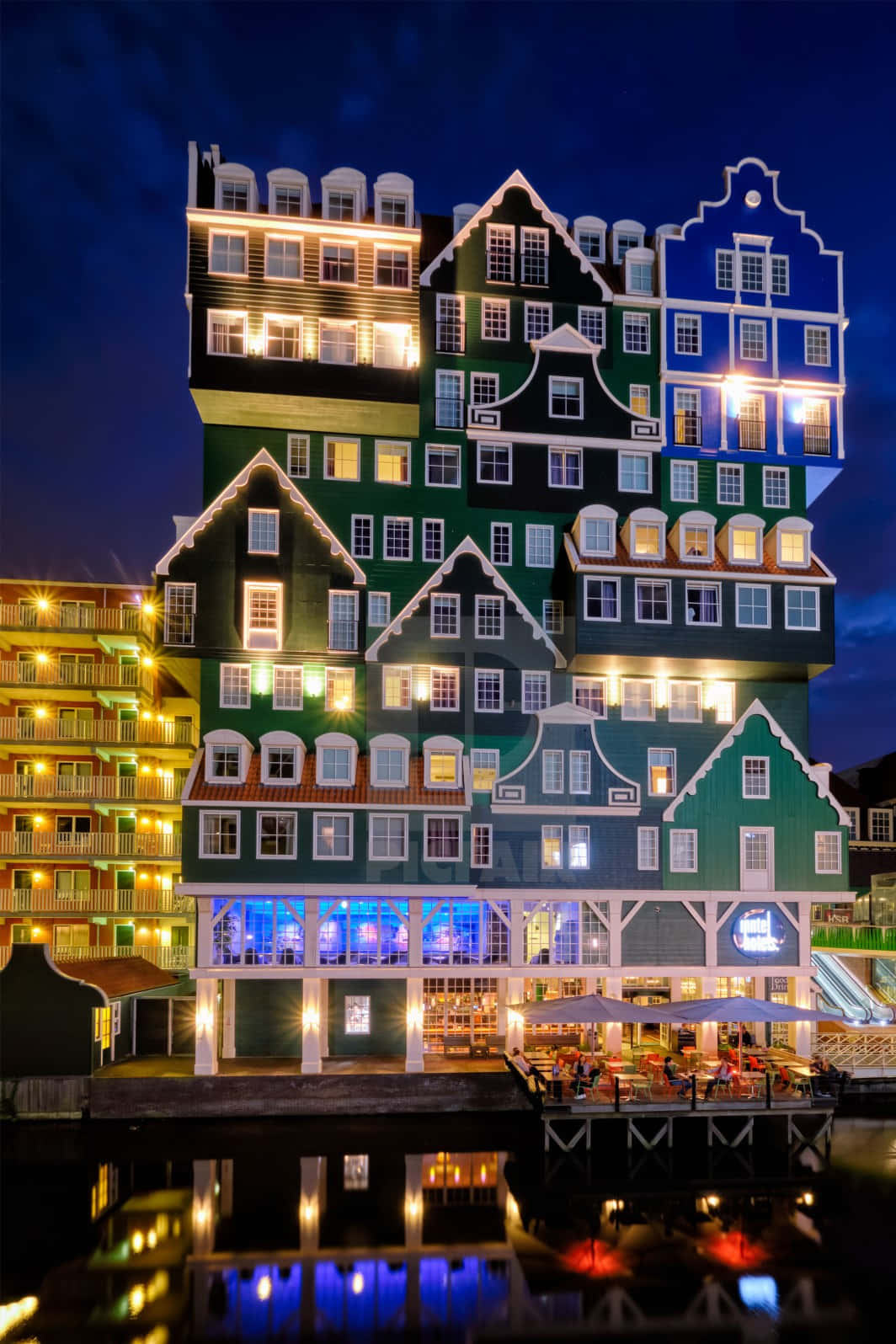 Inntel Hotel Zaandam With Lights Wallpaper