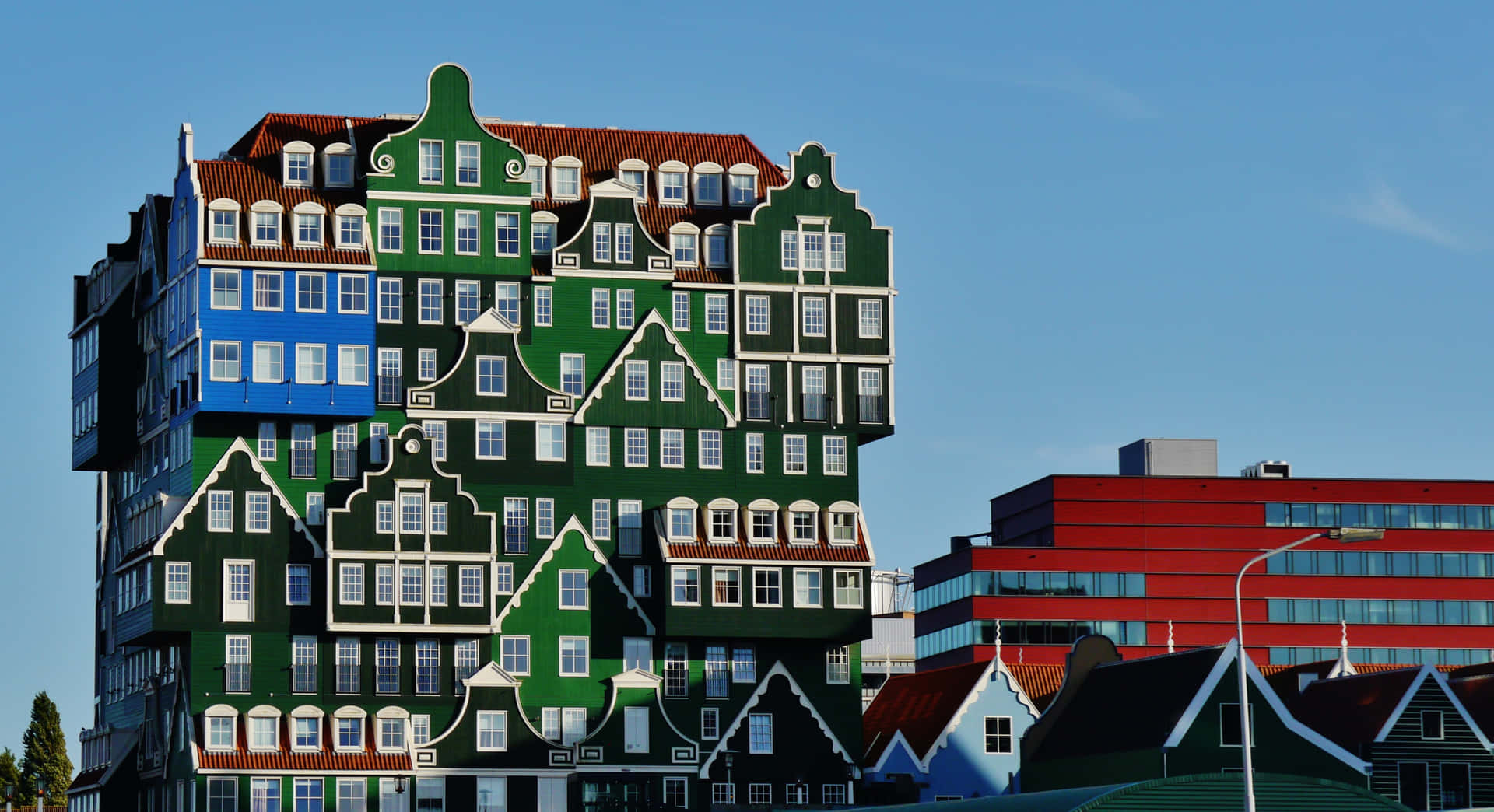 Inntel Hotel Zaandam med rød bygning kunstværk Baggrundsbillede Wallpaper