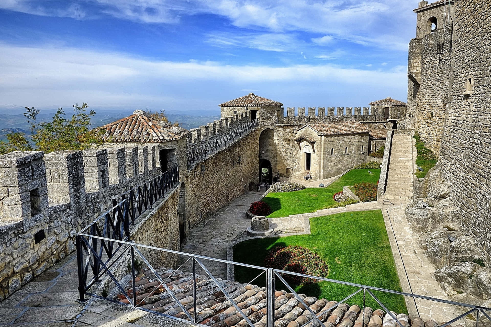 All'internodella Torre Guaita, San Marino Sfondo