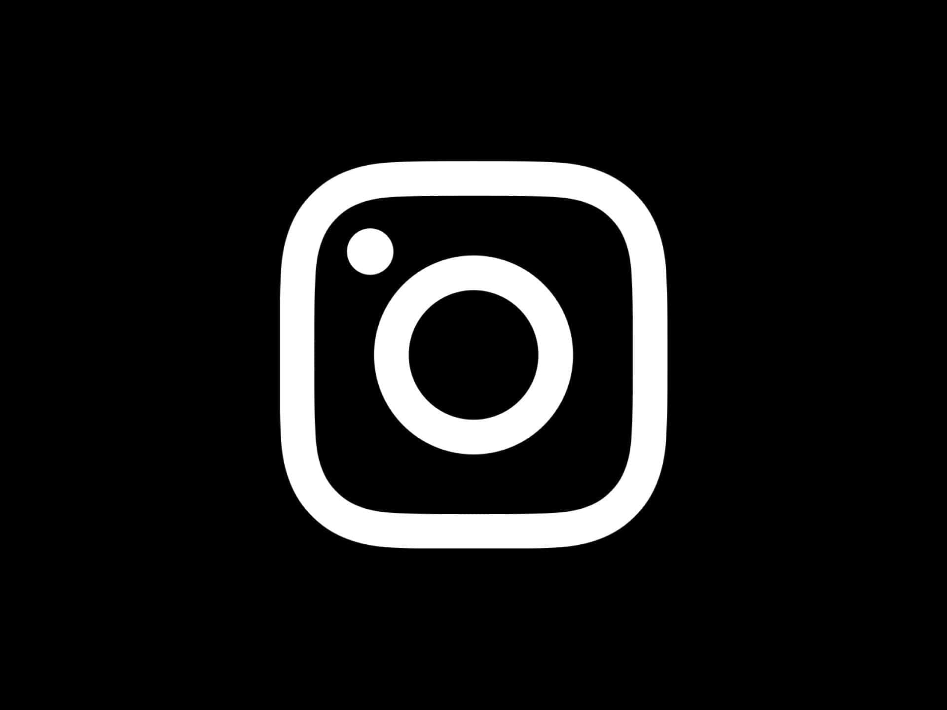 Logoblanco De Instagram Con Contorno Negro En Fondo Negro.