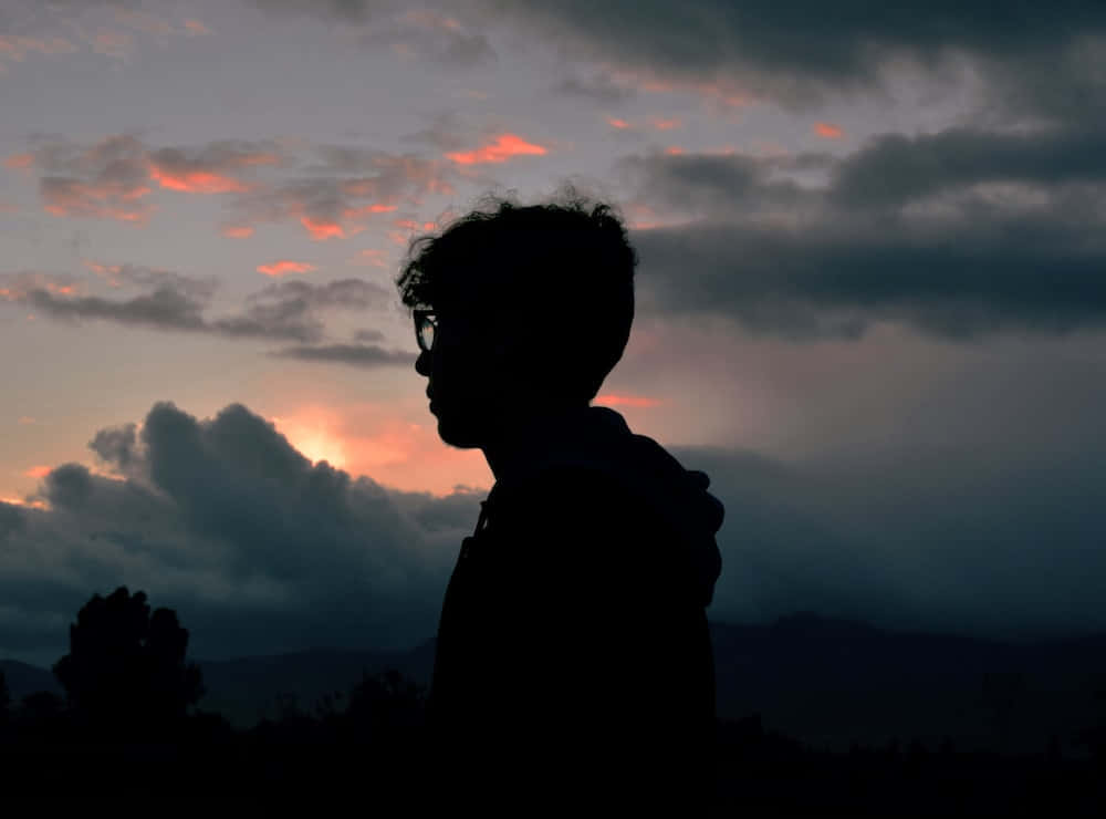 Silhouettedi Una Persona In Piedi Di Fronte A Un Tramonto