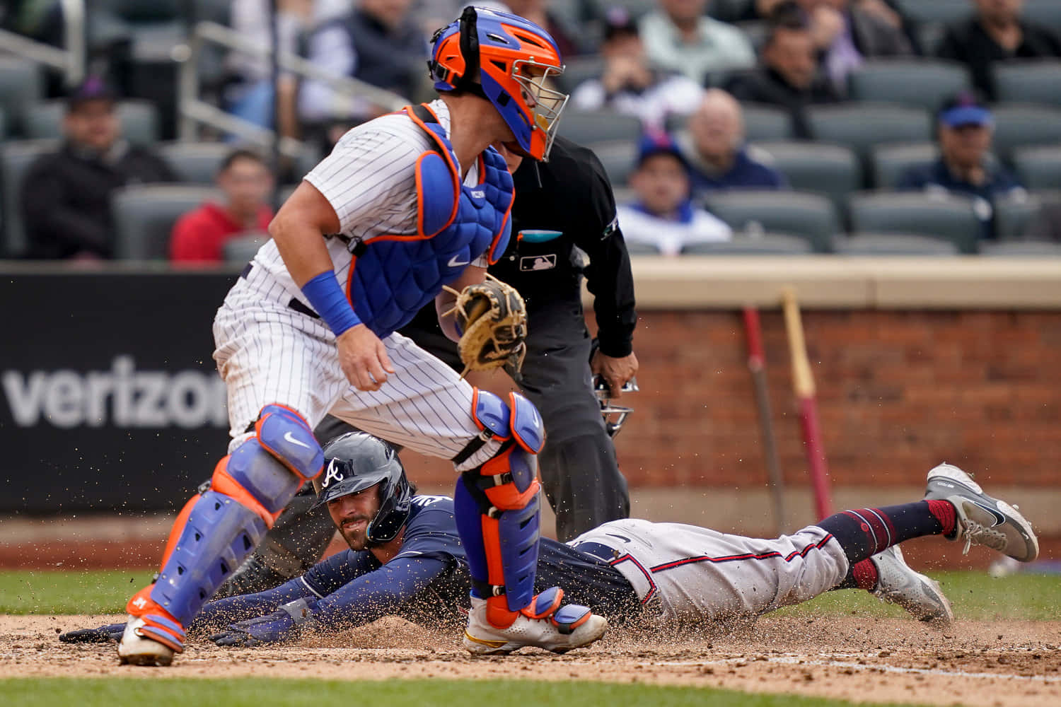 Intens Baseballspill Ved Hjemmeplaten Bakgrunnsbildet