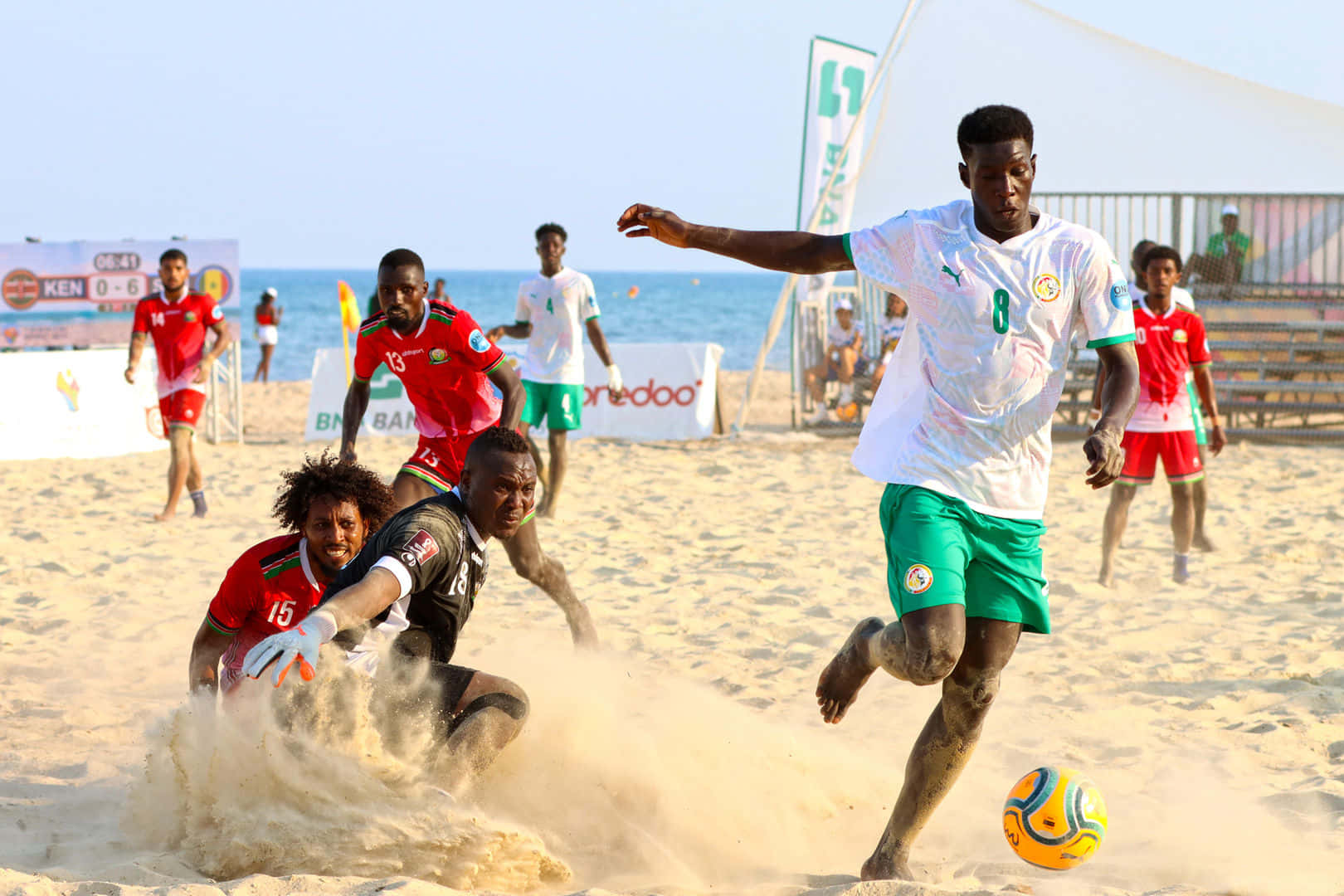 Action Intense De Football De Plage Fond d'écran