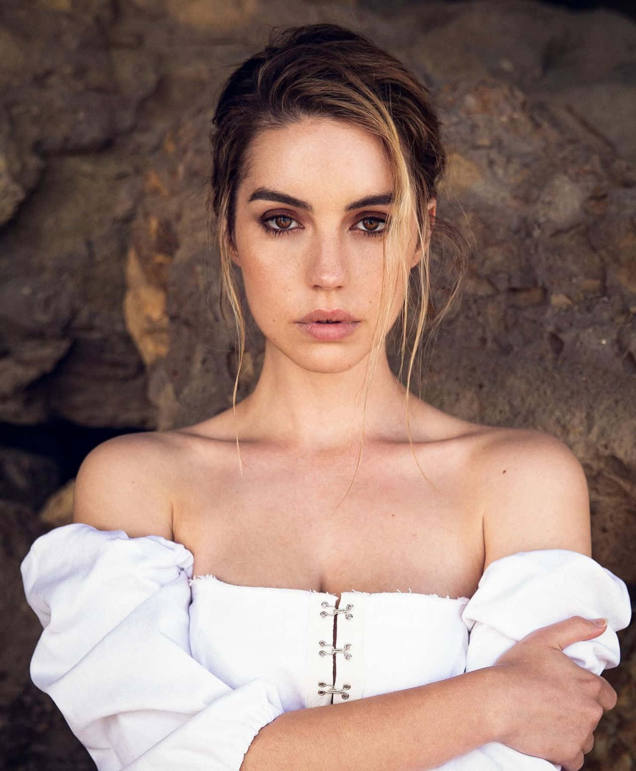 Intense Blik Portret Adelaide Kane Achtergrond