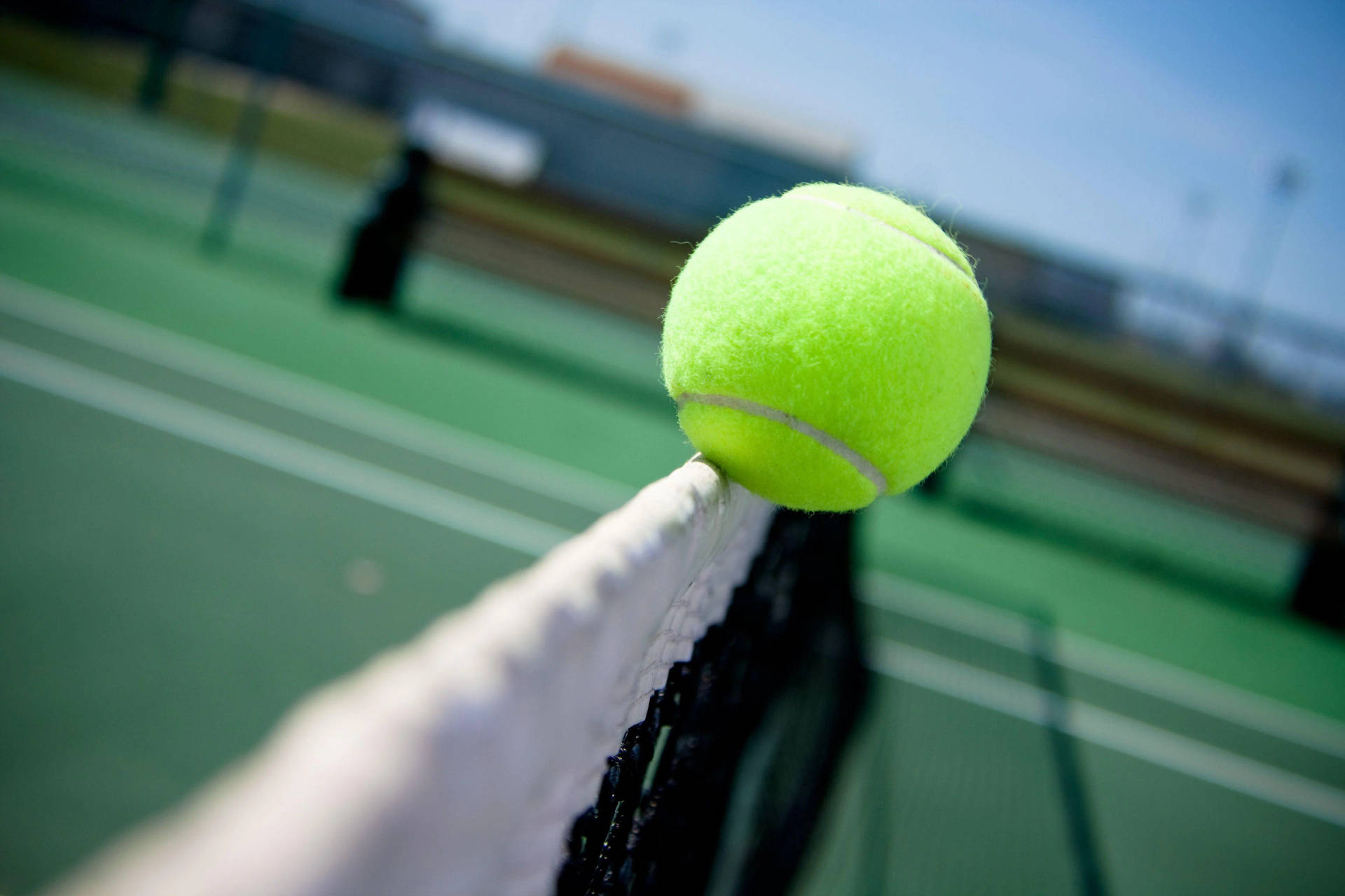 Match De Tennis Intense Sous De Fortes Lumières Fond d'écran