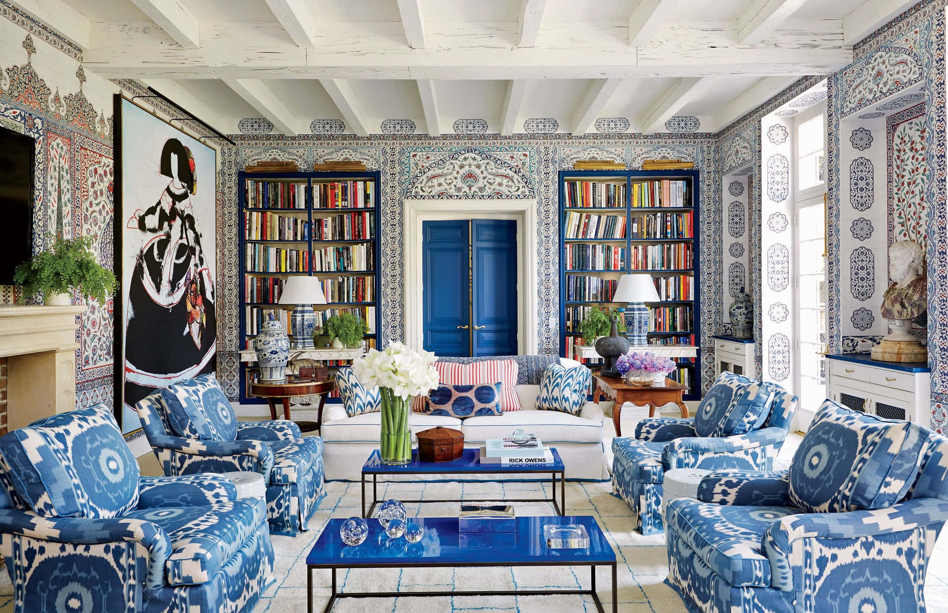 Einblau-weißes Wohnzimmer Mit Bücherregalen