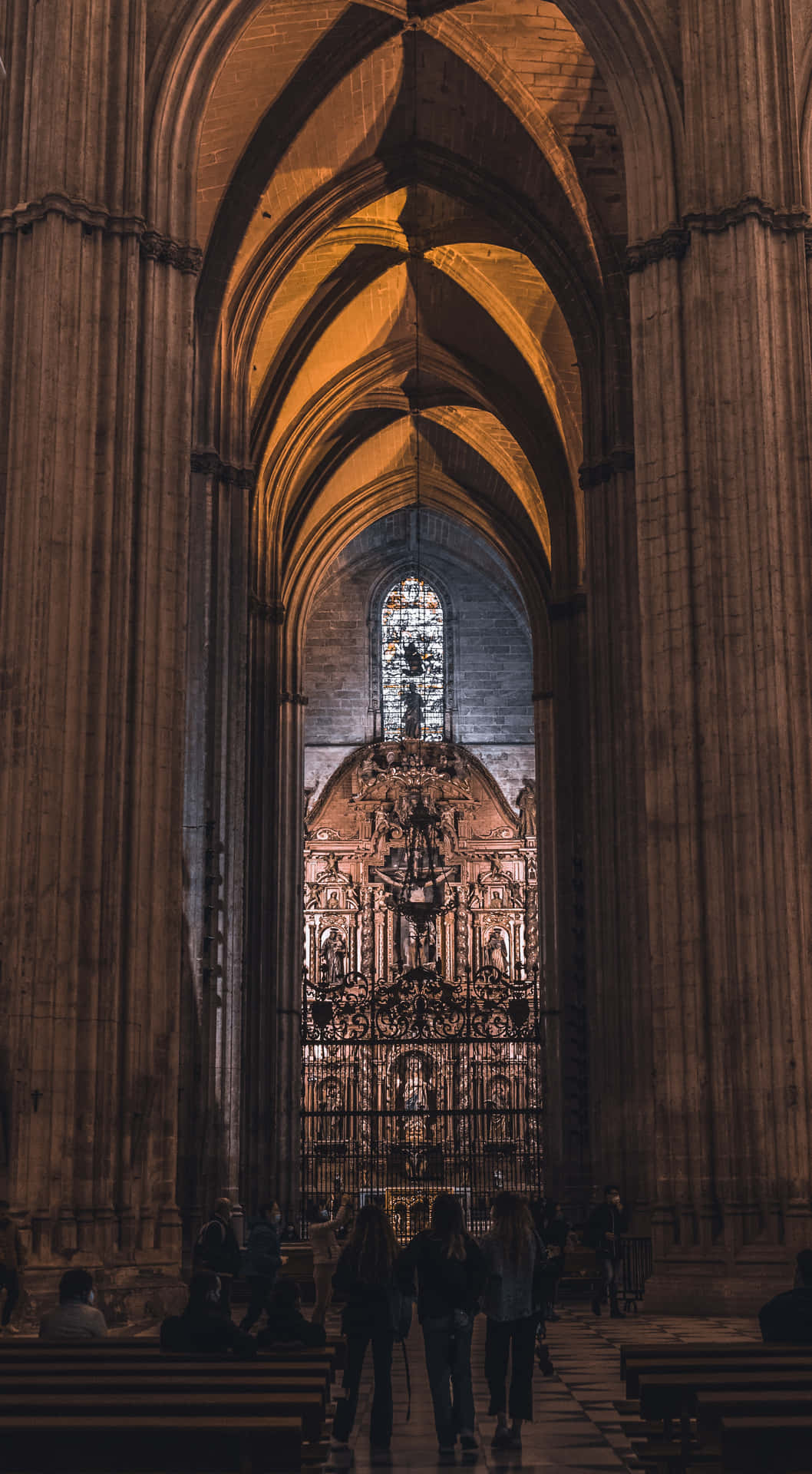 Interiorde La Catedral De Sevilla Fondo de pantalla