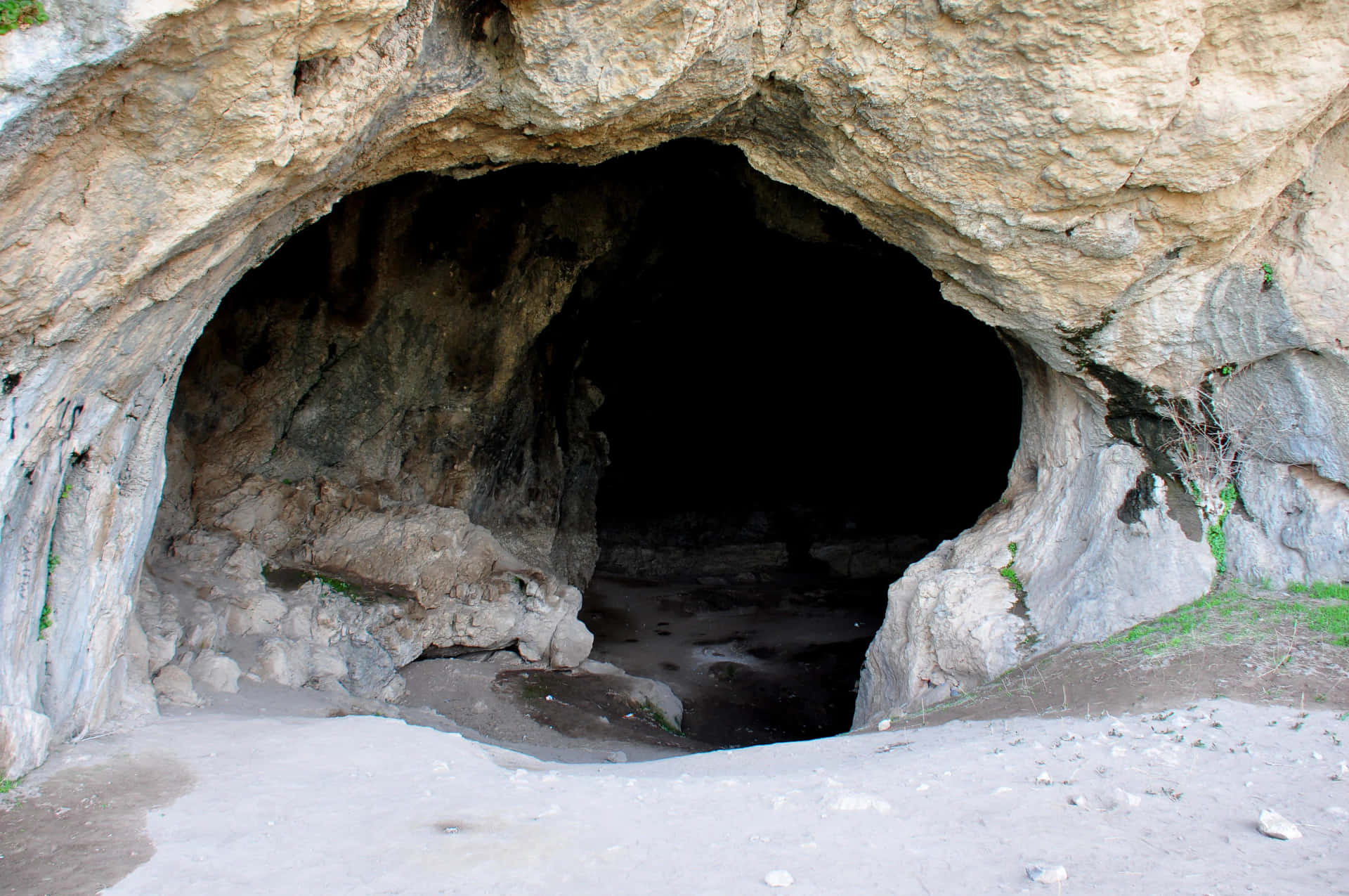 Interiormajestuoso De Una Cueva Iluminado Por Los Rayos Del Sol