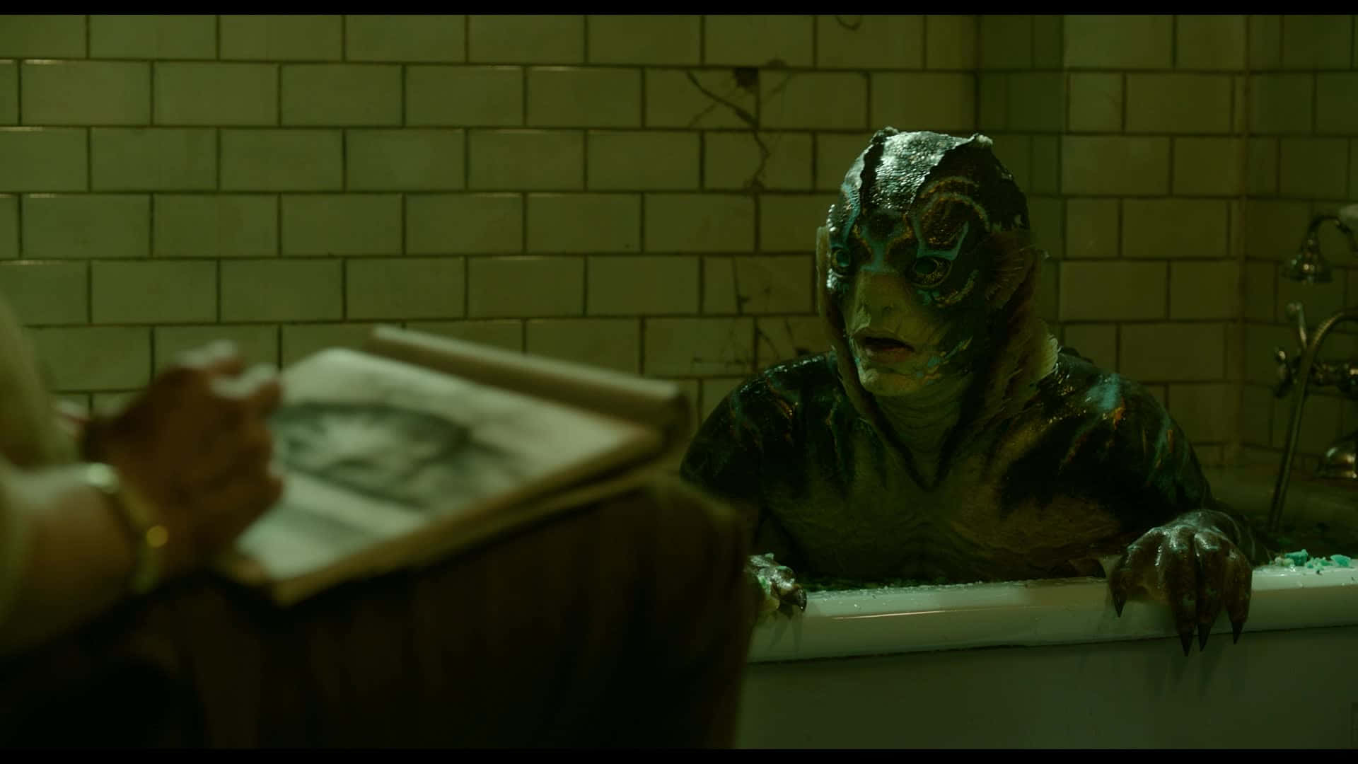 Intiem Moment Tussen Elisa En De Amfibieënman In The Shape Of Water Achtergrond