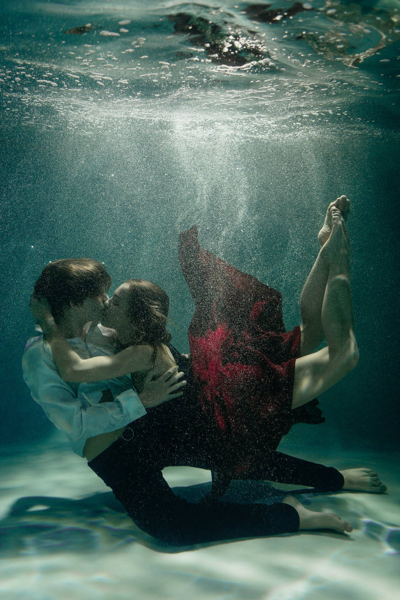 Intimate Underwater Kiss Love Iphone Wallpaper