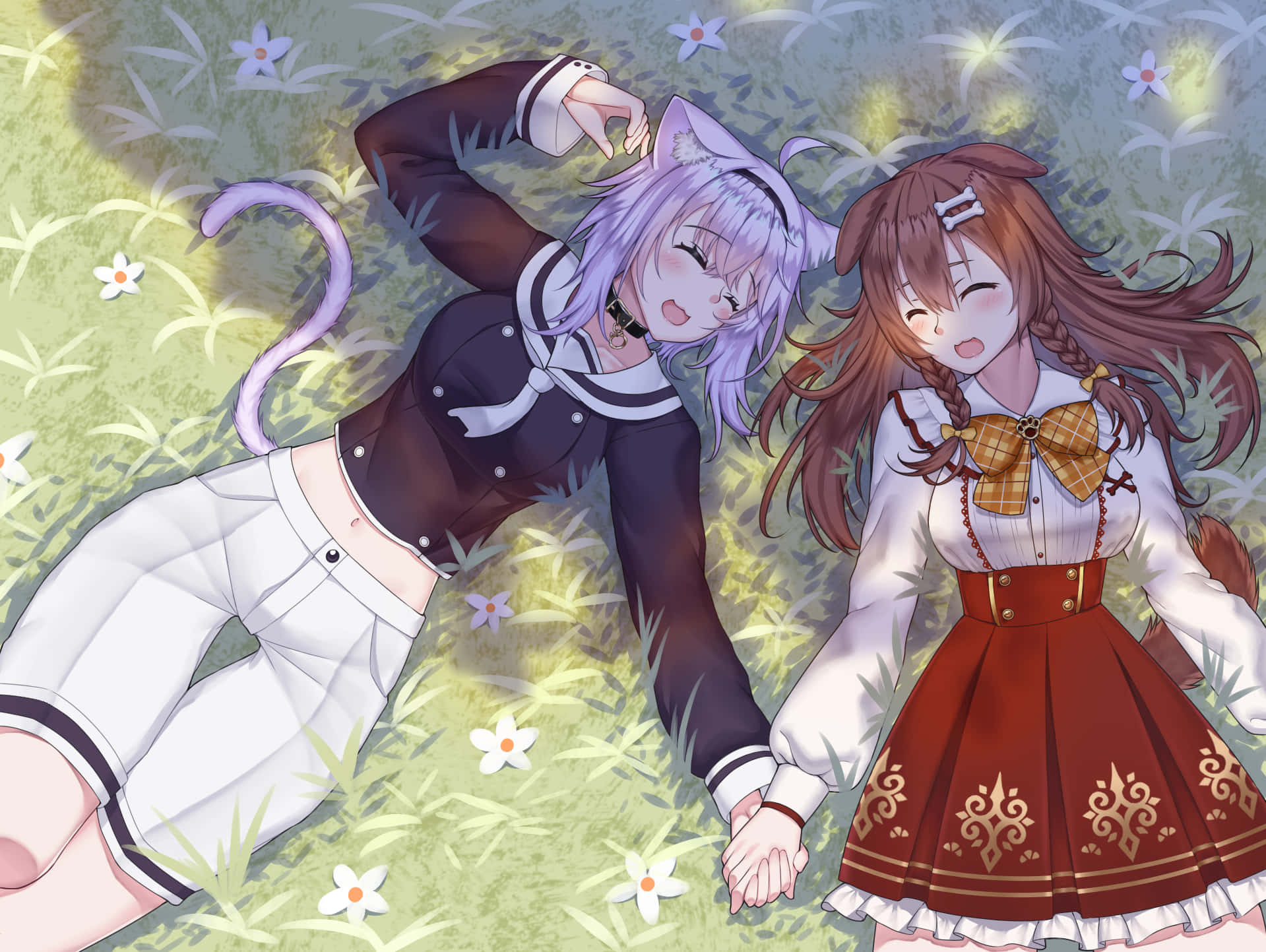 To piger, der ligger i græsset med en kat Wallpaper