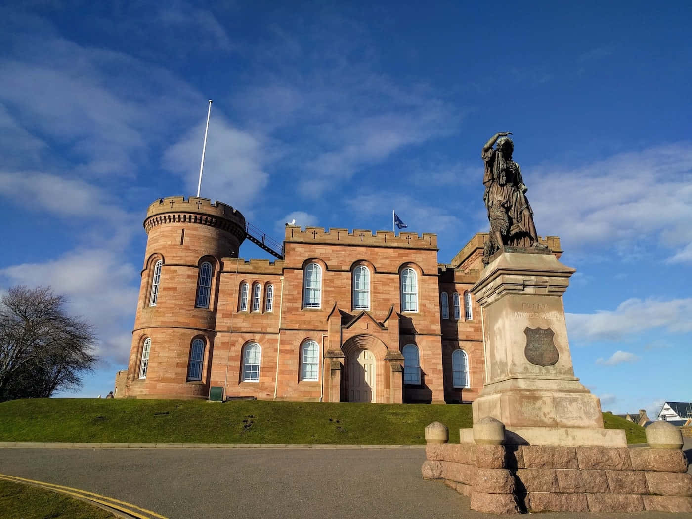 Château D'inverness Et Statue De Flora Mac Donald Fond d'écran