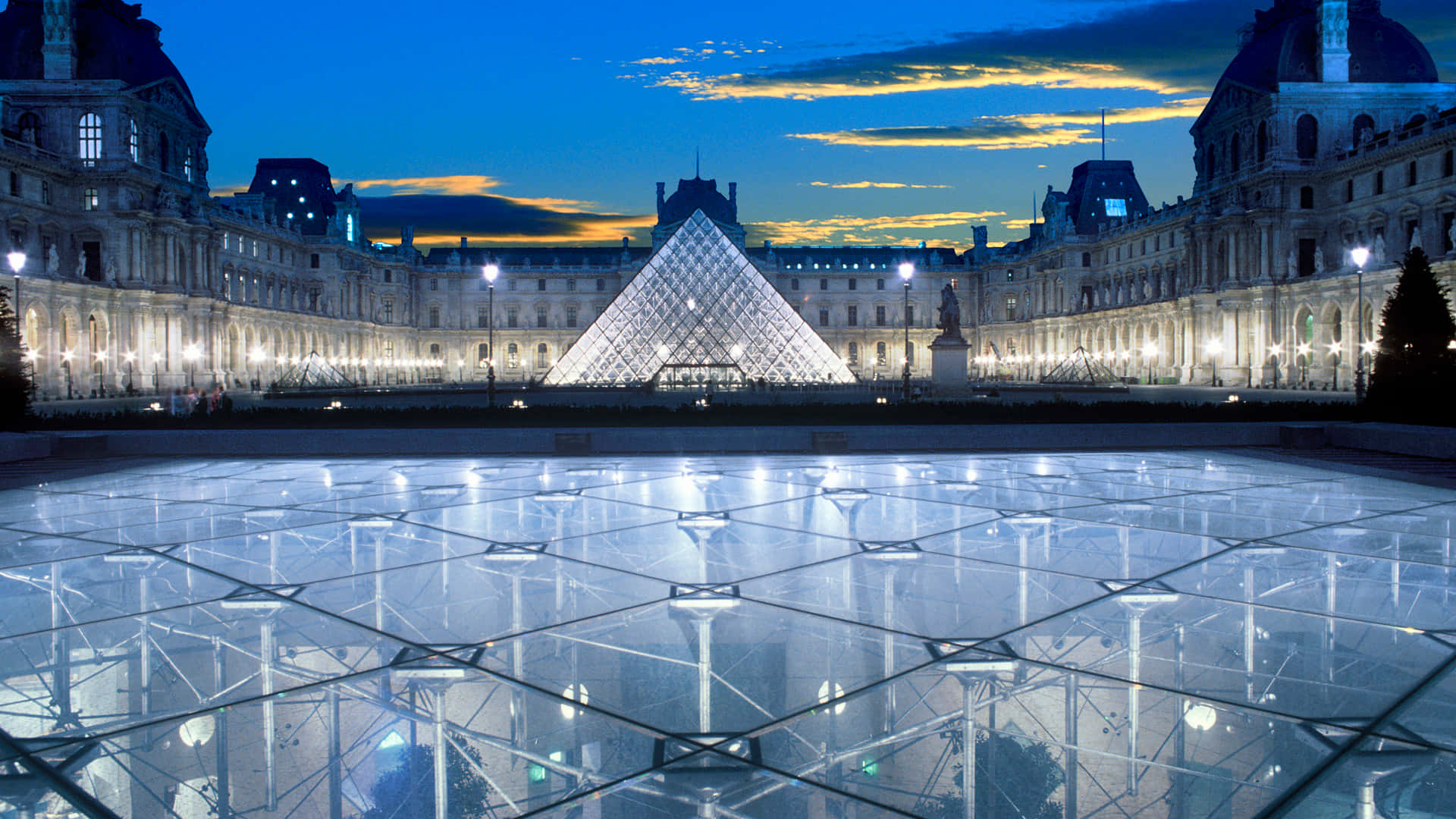 Umgekehrtepyramide Im Louvre Museum Wallpaper