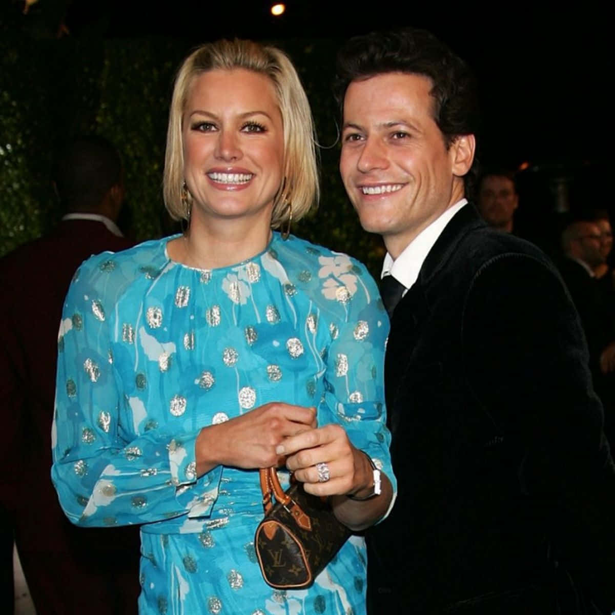 Ioan Gruffudd In Casual Kleding. Achtergrond