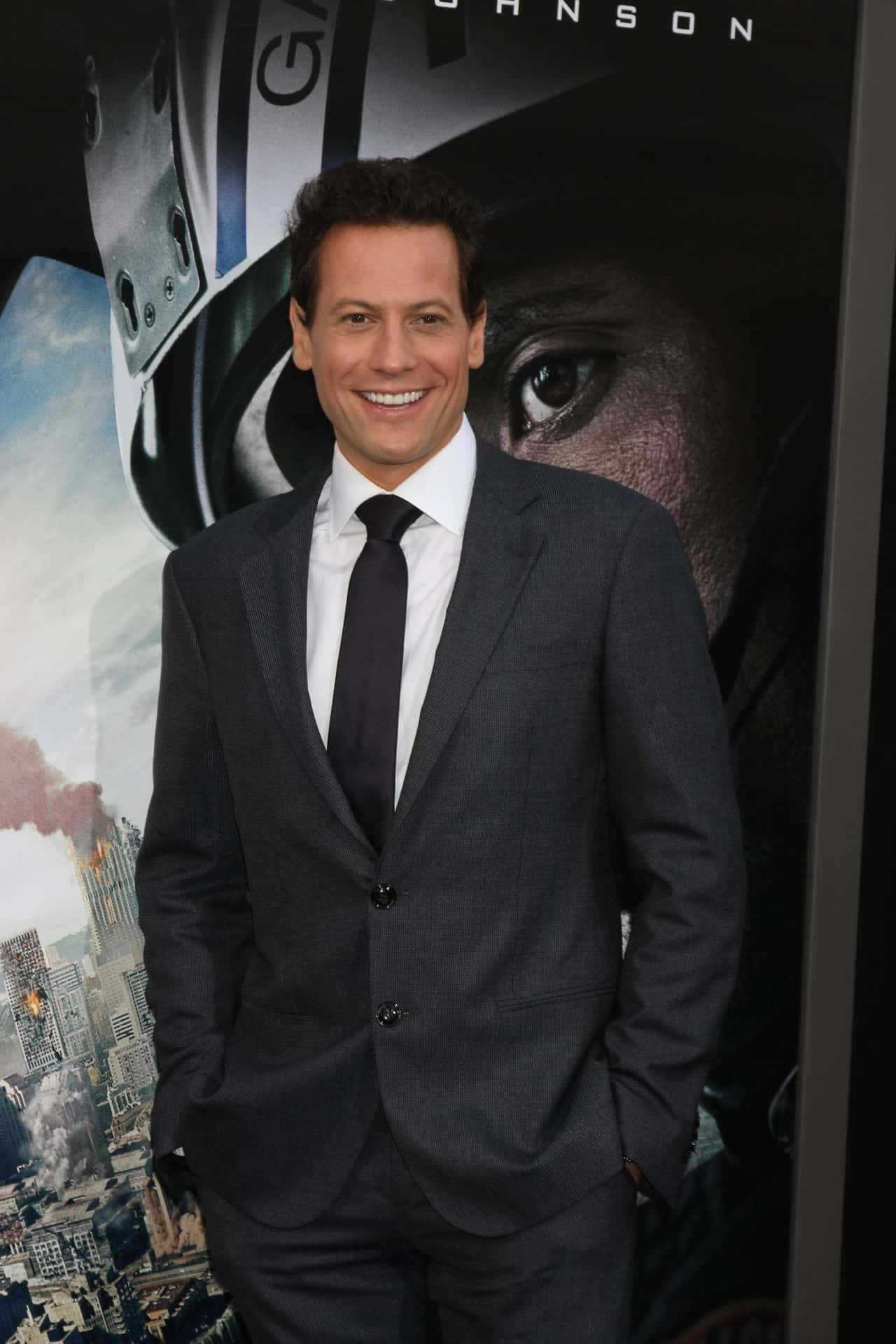 Een Stijlvolle Portret Van De Welsh Acteur Ioan Gruffudd. Achtergrond