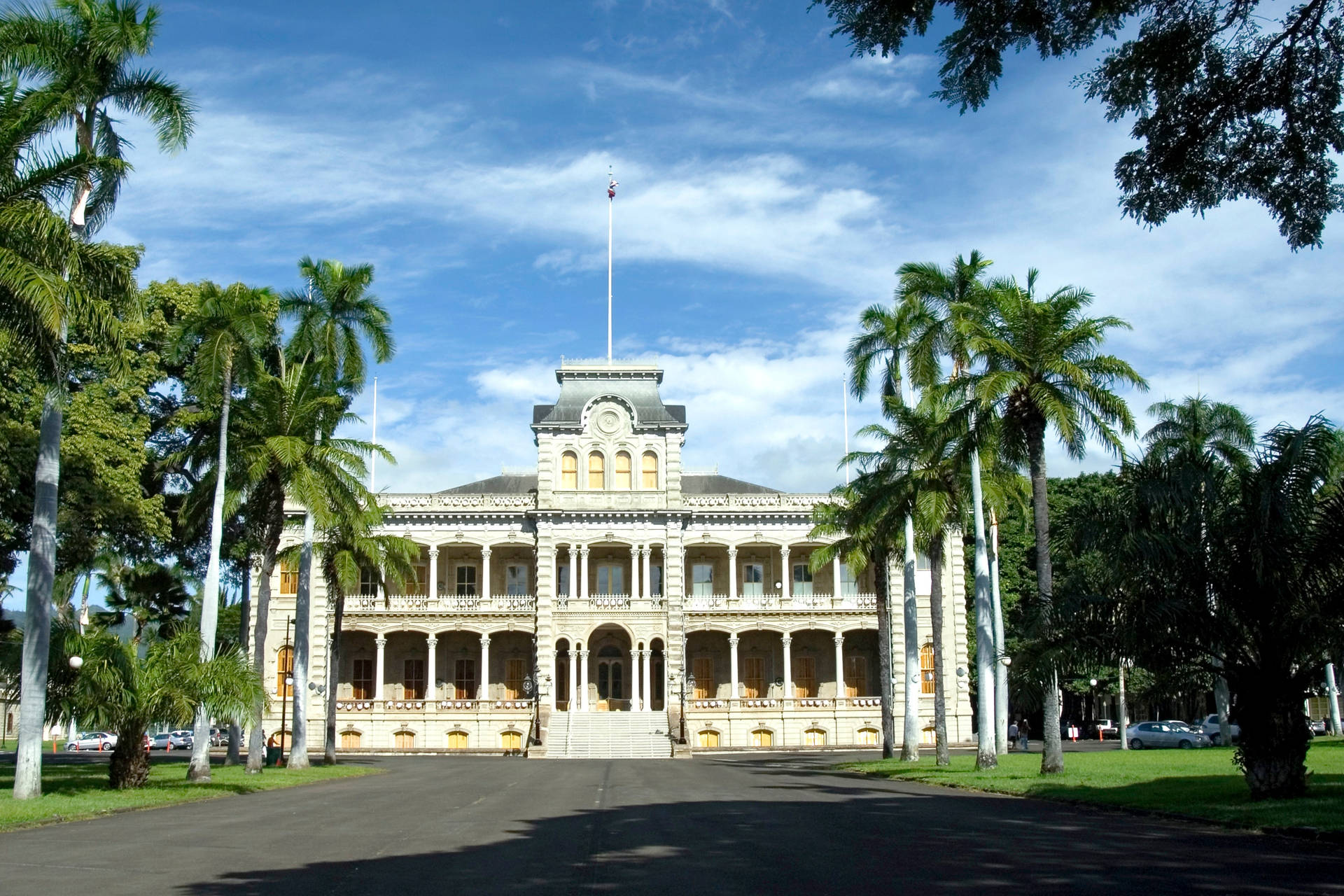 Iolani Palace In Hawaii Daytime Wallpaper