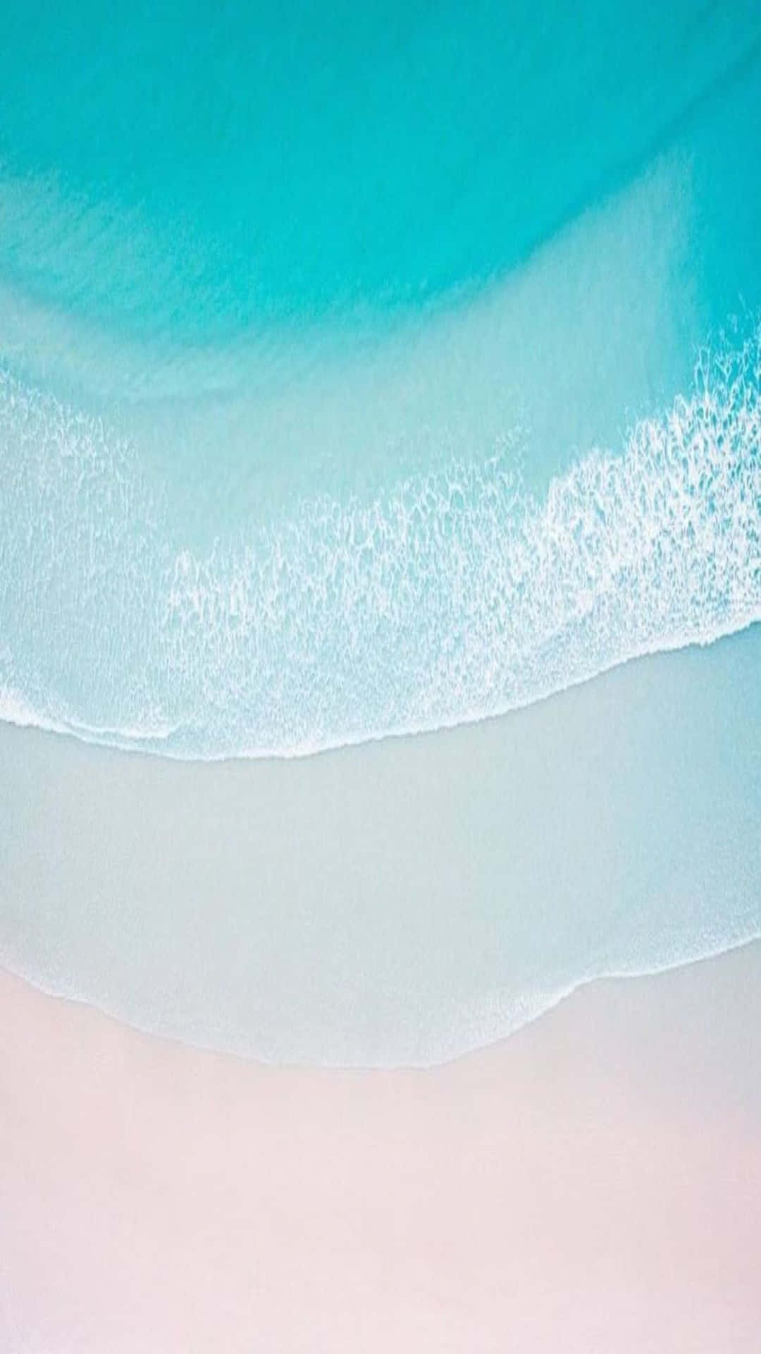 Einblauer Und Weißer Strand Mit Wellen Wallpaper