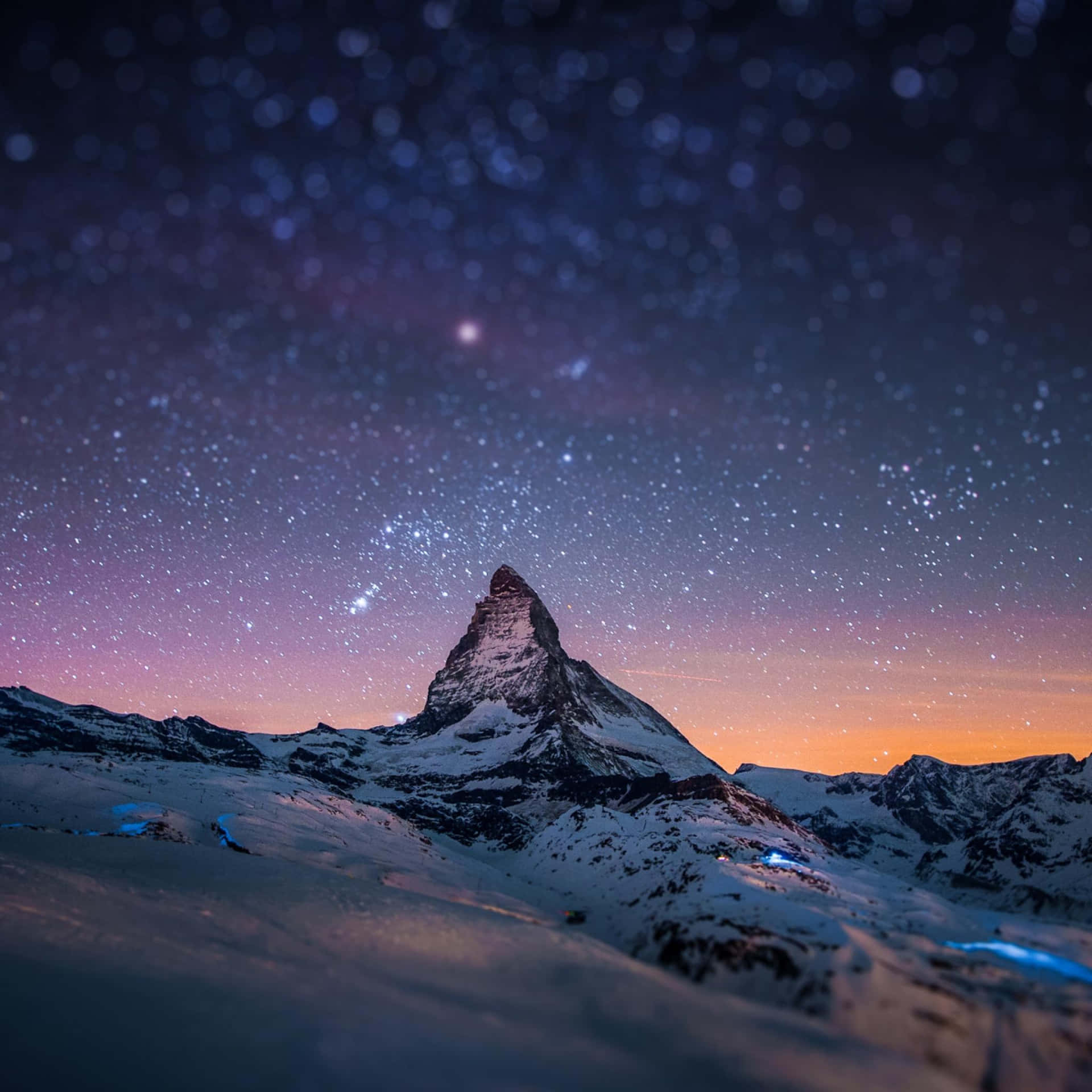 Den Matterhorn om natten med stjerner ovenover det Wallpaper