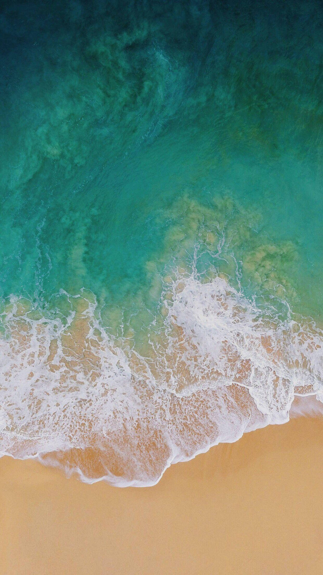 Udsigt fra luften over bølger på stranden på iPad Pro Wallpaper