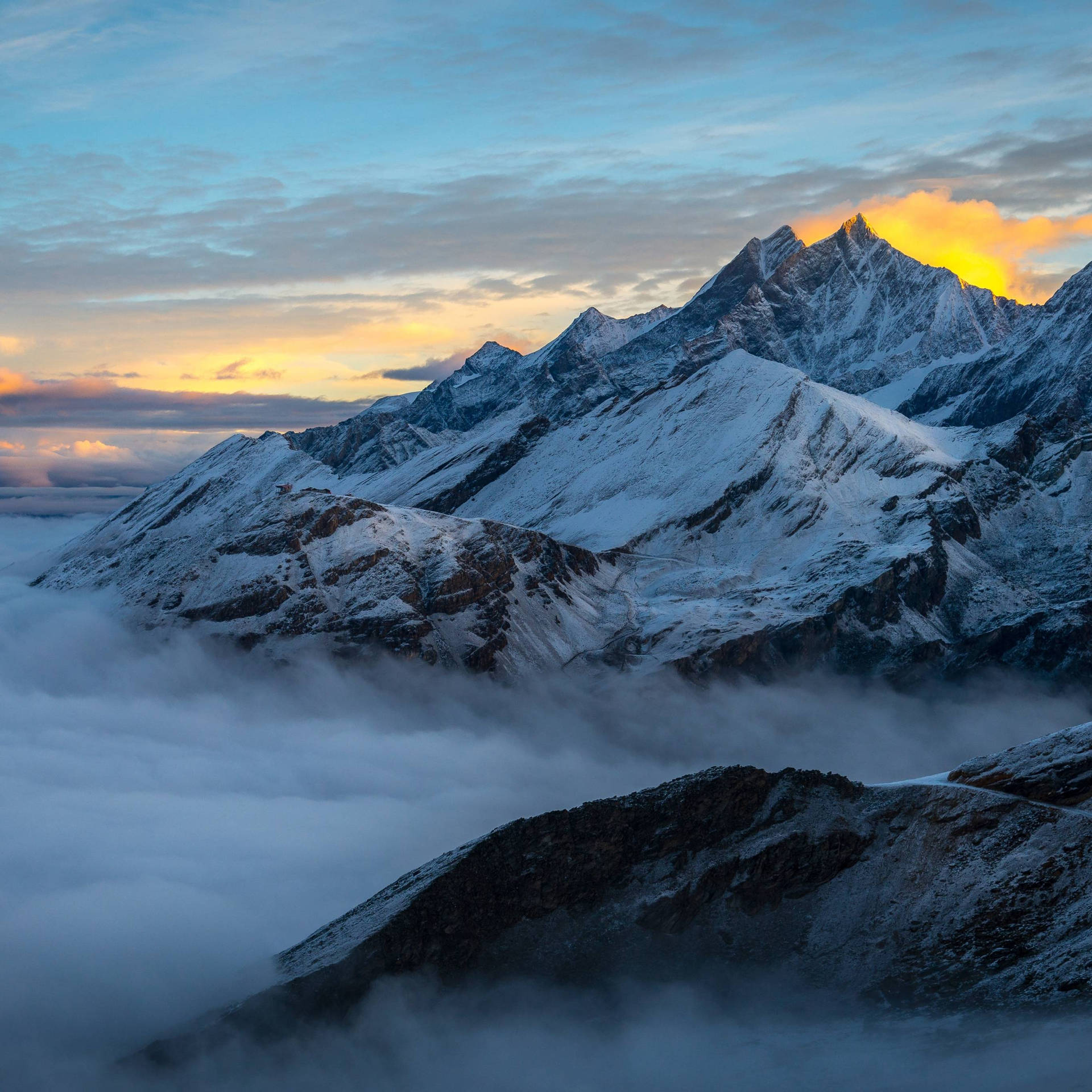 Ipadpro Schneebedeckter Berg Während Des Sonnenuntergangs Wallpaper