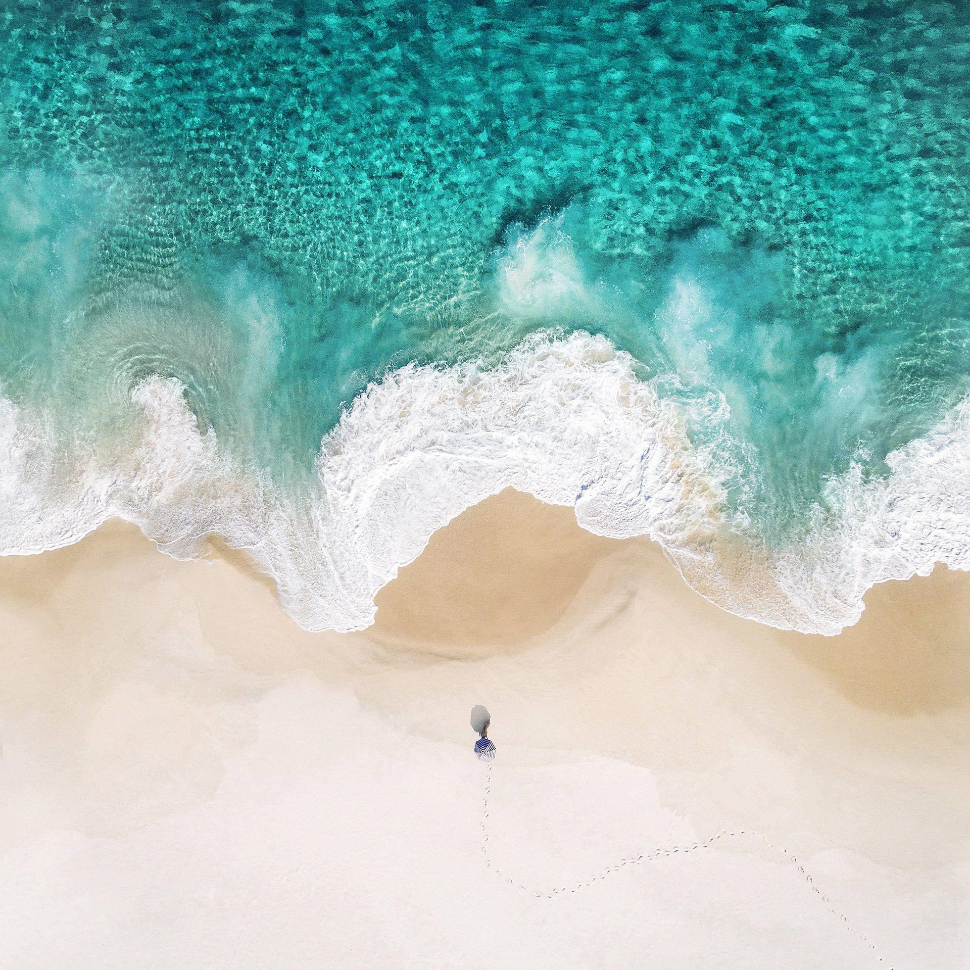 Ipad Pro Bovenaanzicht Van Strandkust Met Parasol Achtergrond