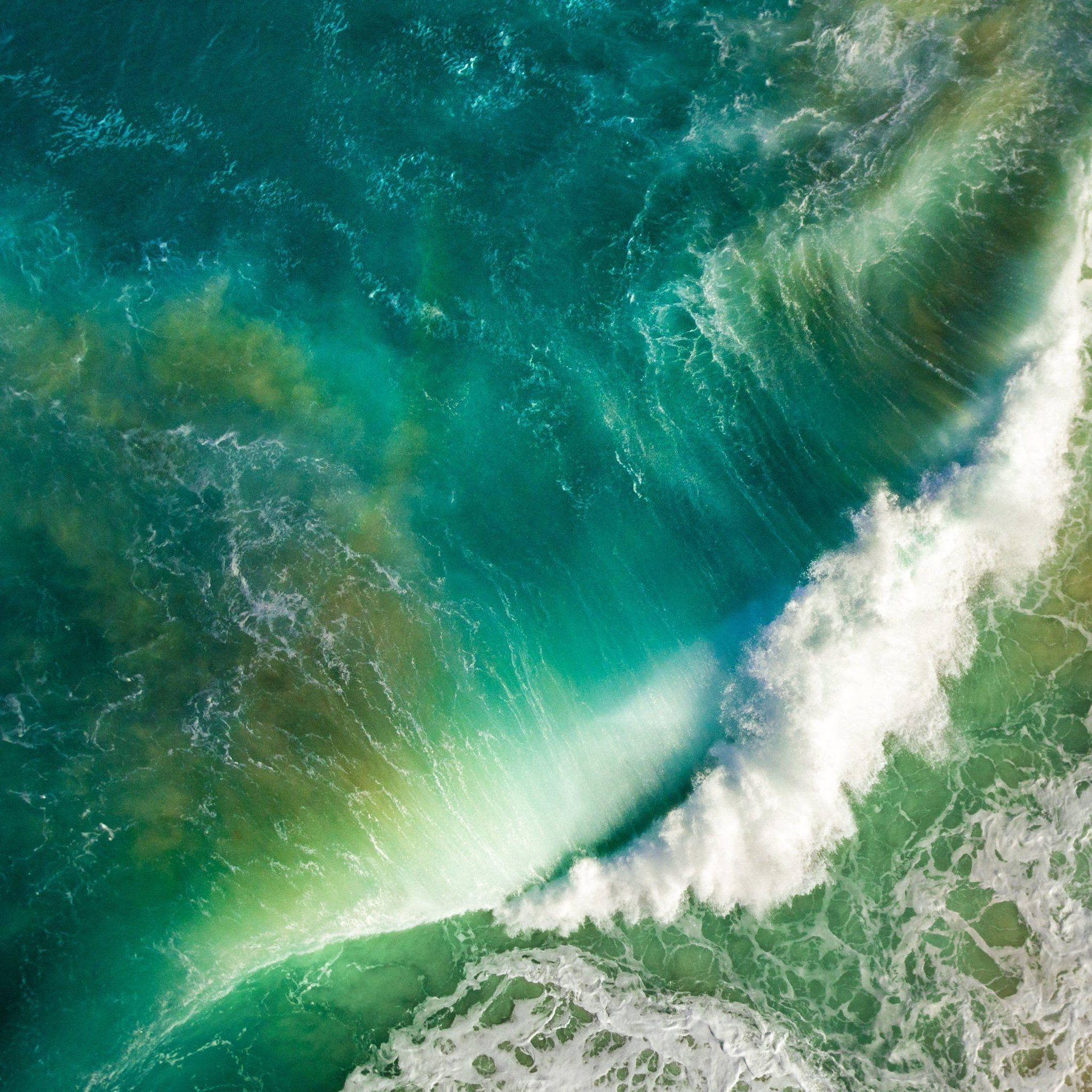 iPad Pro Top Visning Af Bølger, der Støder På Klippe Tapet Wallpaper