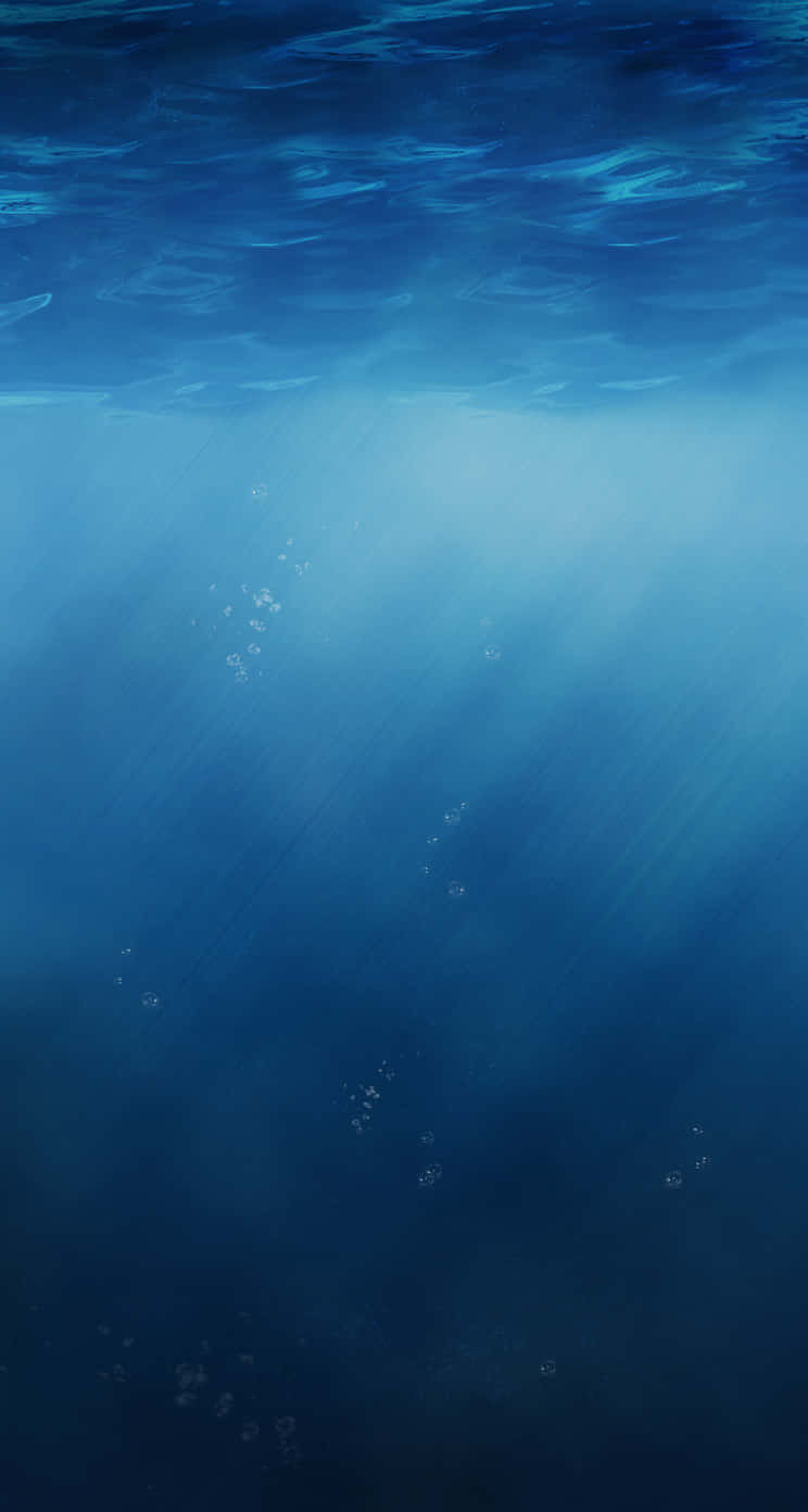 Et blåt hav med en masse vand og bølger Wallpaper