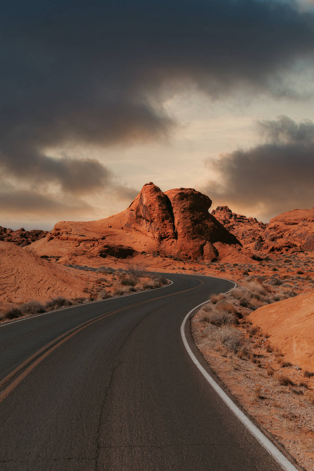 Iphone 4k Desert Road Background