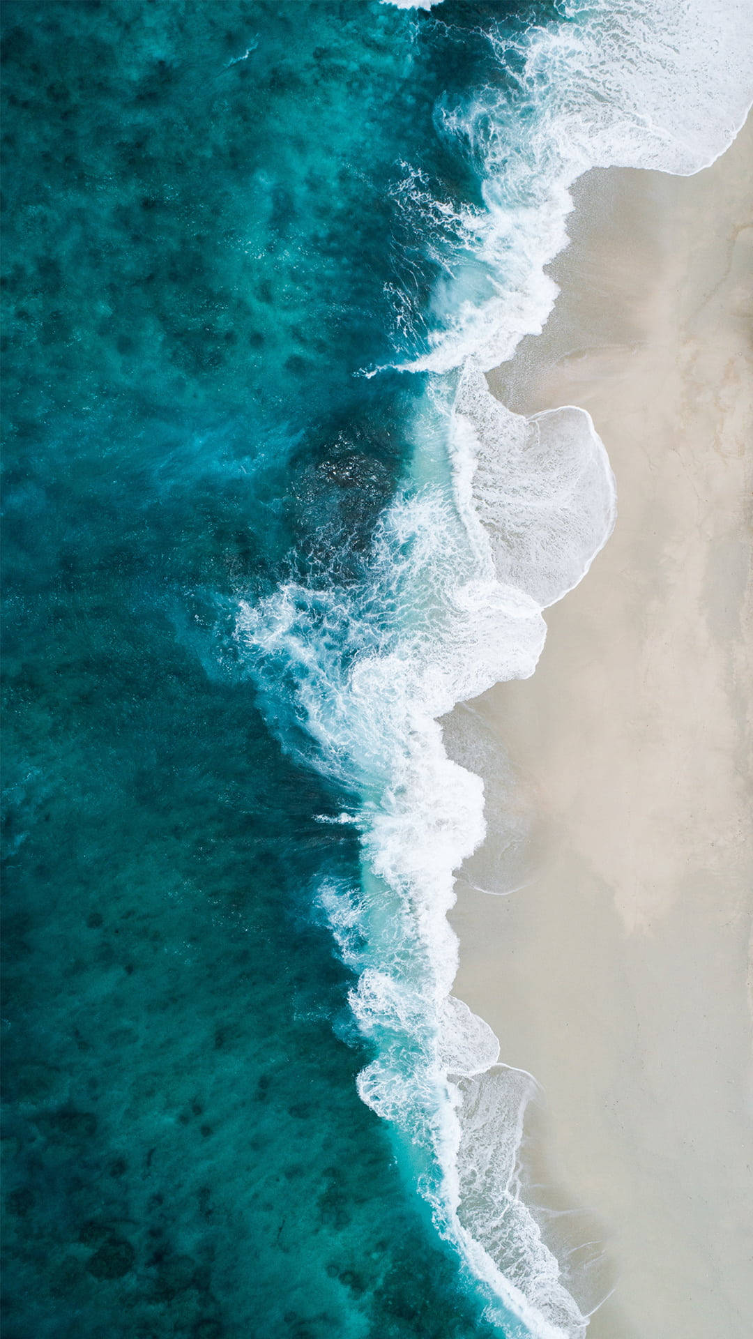 iPhone 7 Strand Blå Bølger Tapet: En blå og bølgende hav-tapet, der er perfekt tilpasset iPhone 7. Wallpaper
