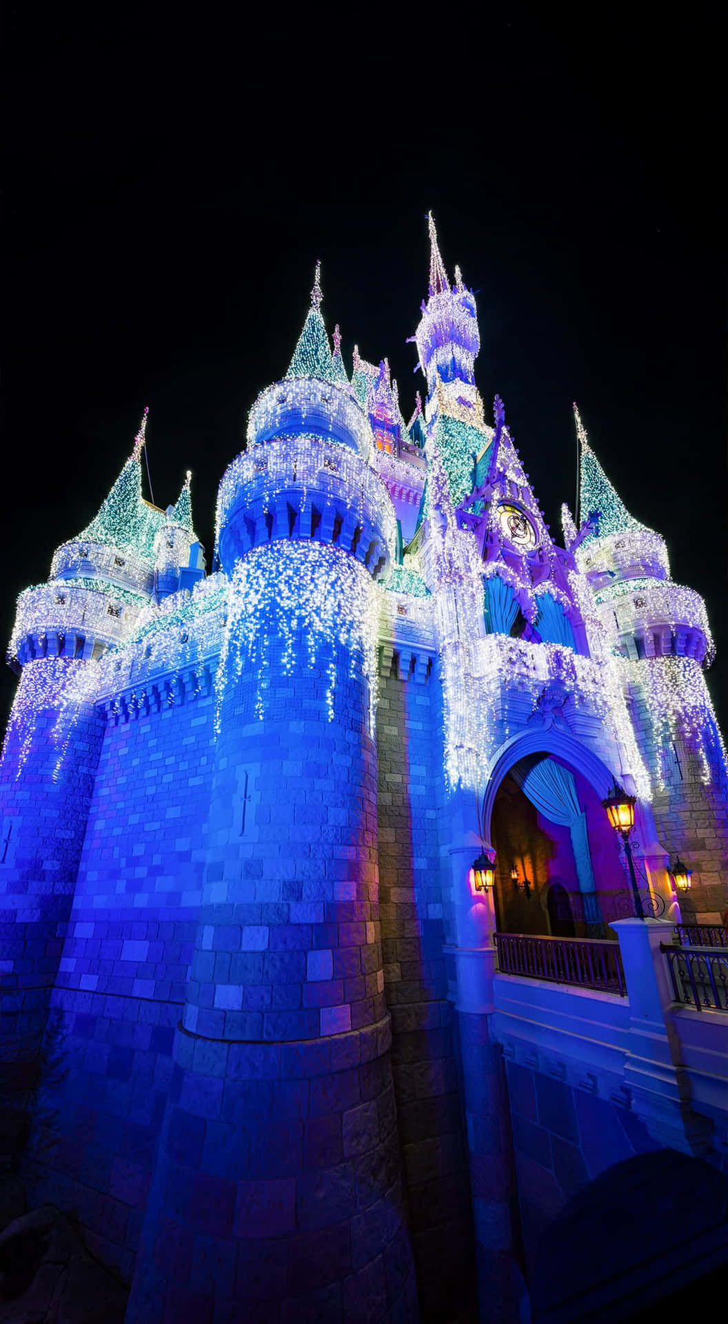 Dasschloss Von Disneyland Leuchtet Nachts Auf. Wallpaper