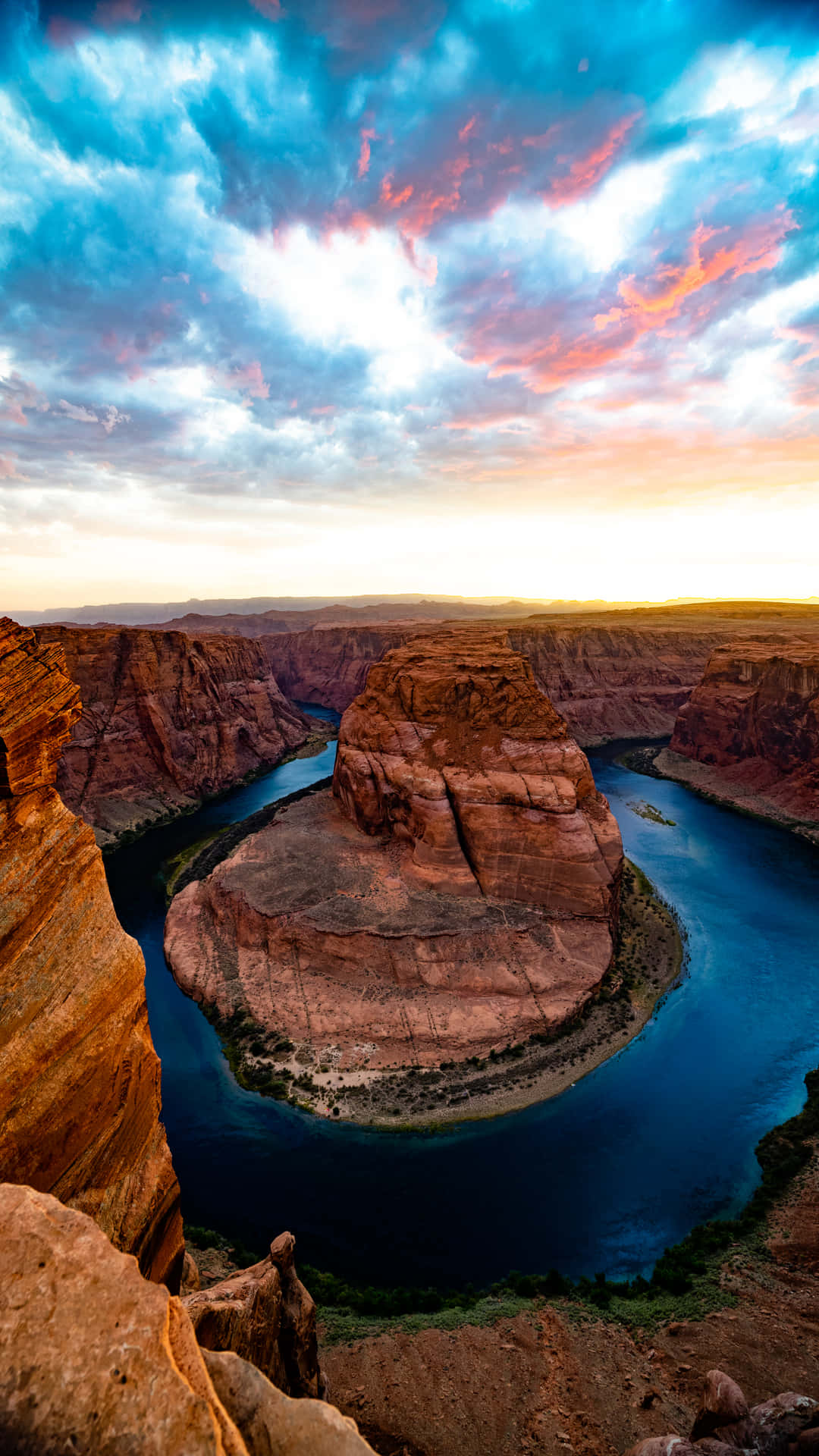 A Sunset Over The River In Horseshoe Canyon Wallpaper