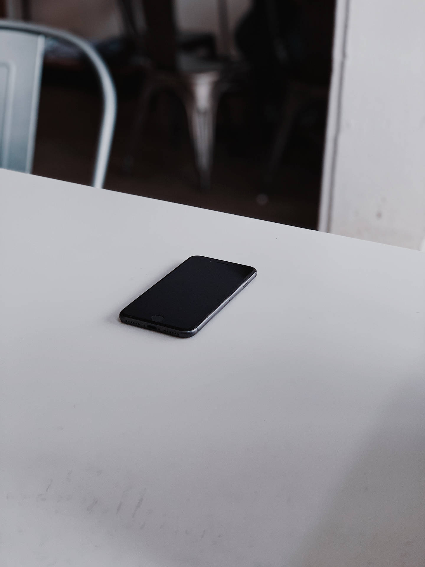 iPhone 8 på bordet Wallpaper