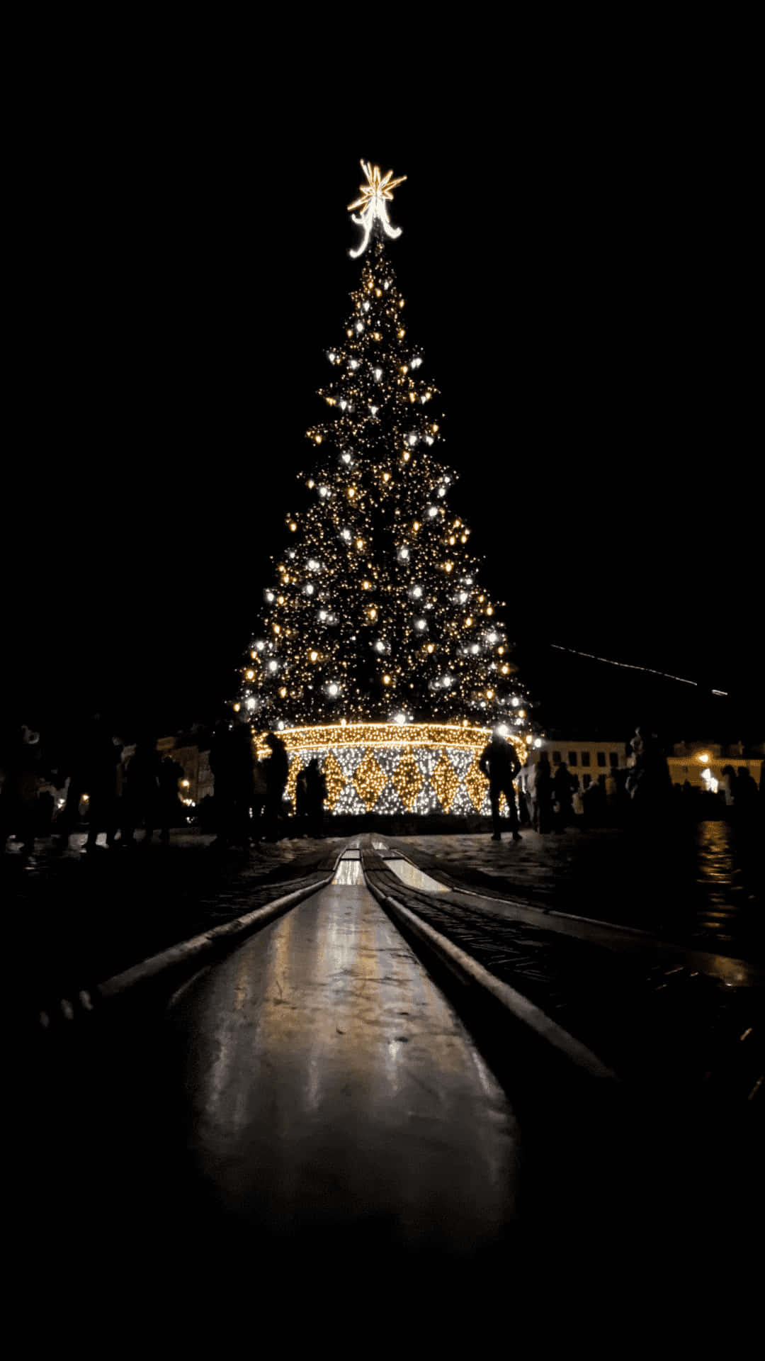 Iphone Christmas Aesthetic Tree Warsaw Wallpaper