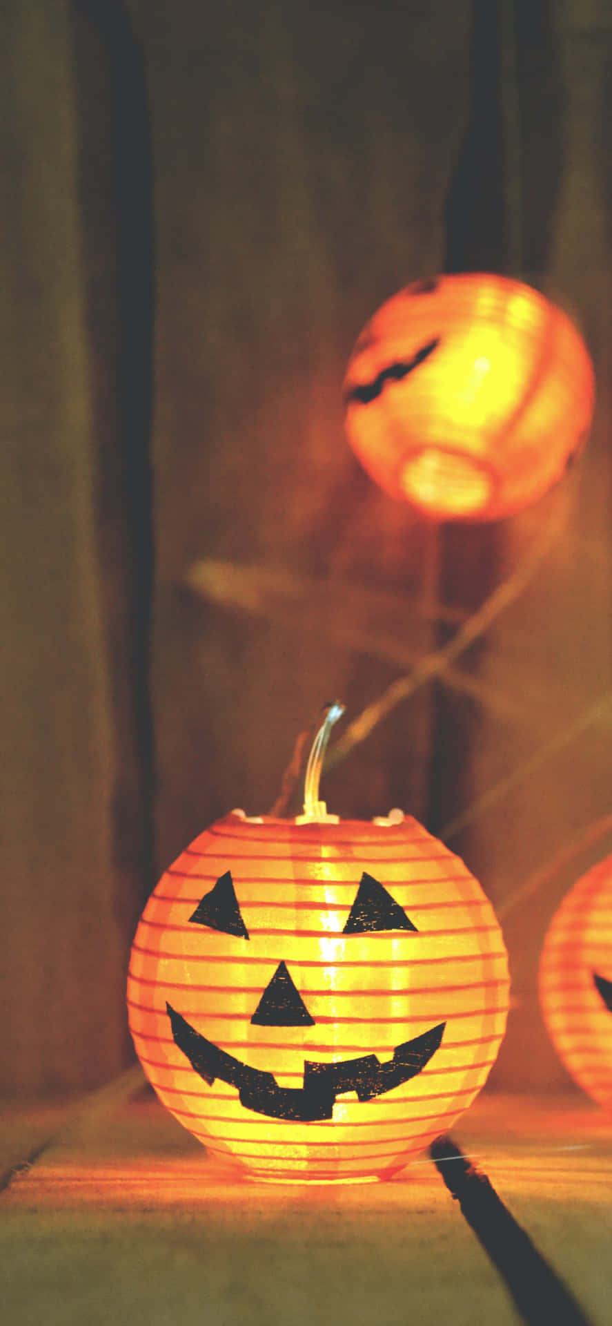 Fondode Pantalla De Halloween Para Iphone Con Una Brillante Calabaza De Jack O'lantern.