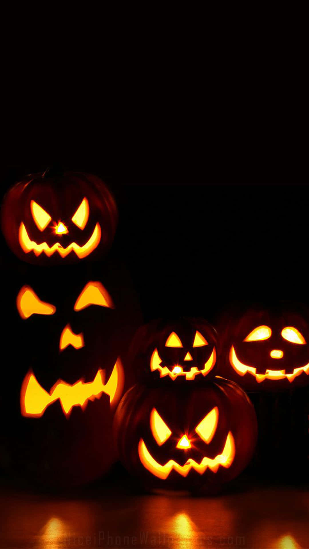 Linternasde Jack O'lantern En La Oscuridad Para El Fondo De Pantalla De Halloween En Iphone.