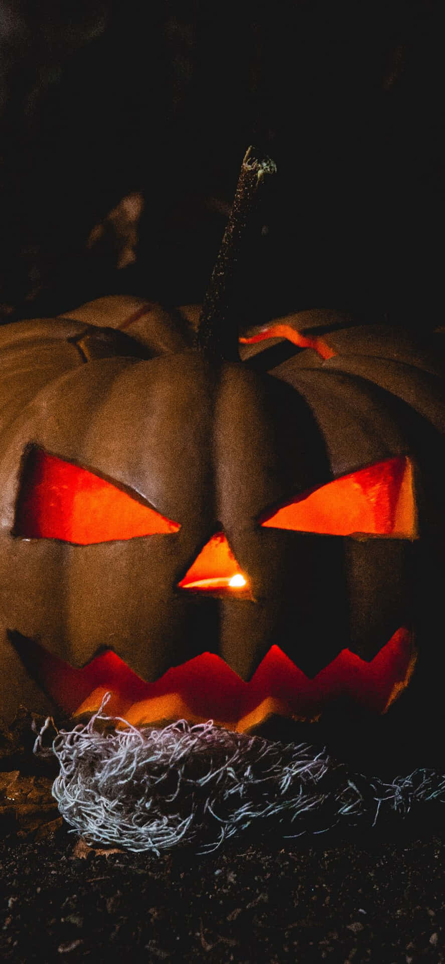 Fondode Pantalla De Halloween Para Iphone Con Una Aterradora Linterna De Jack O'lantern.