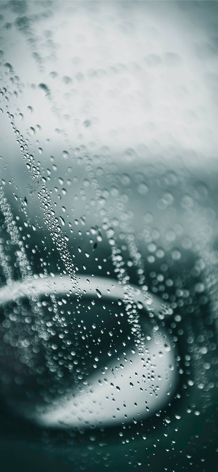 Nyd de smukke regn med din Iphone Wallpaper