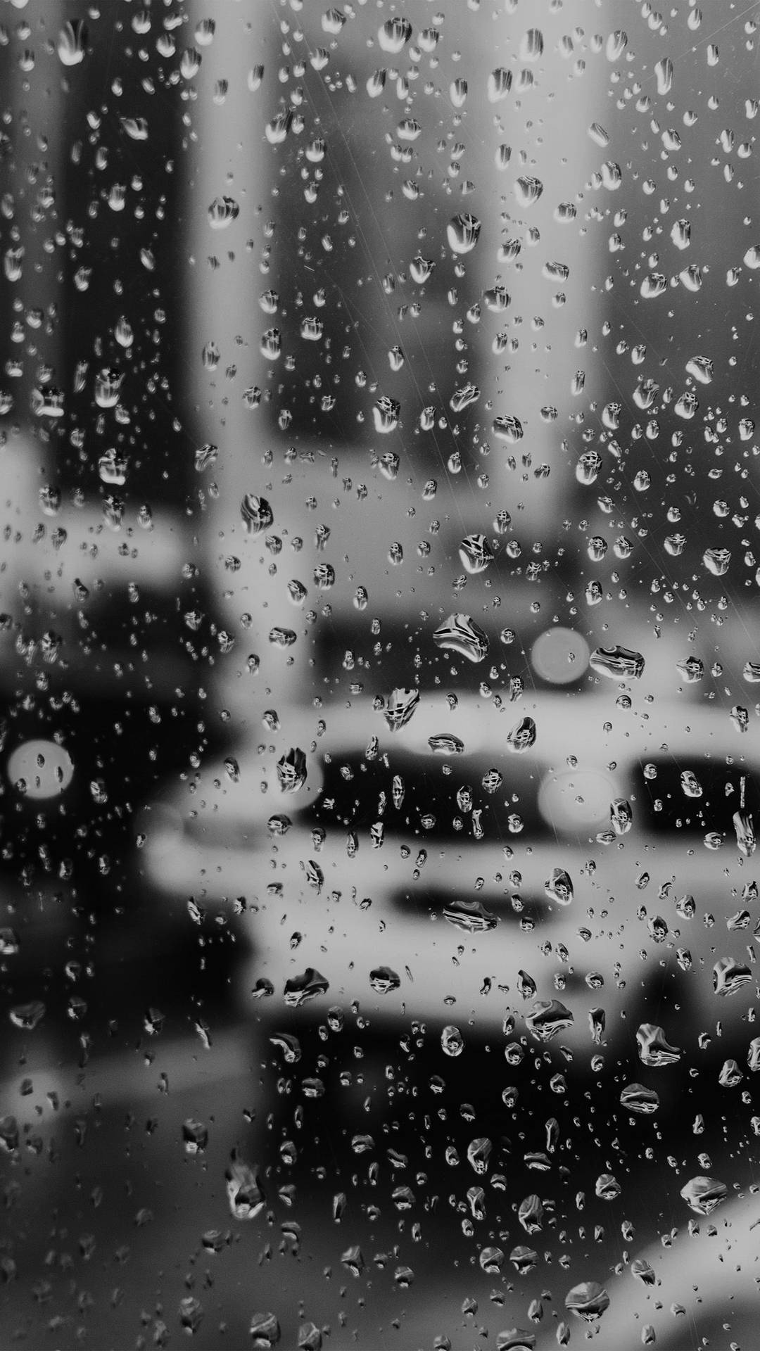 En enkelt dråbe regn på iPhone XR glas, der venter på at slutte sig til de andre venner. Wallpaper
