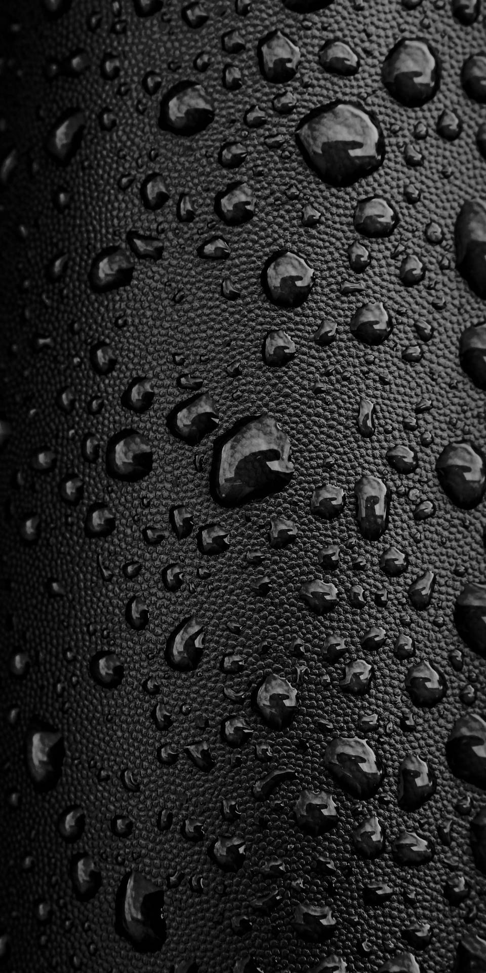 Gotasde Agua En Una Superficie De Cuero Negro. Fondo de pantalla