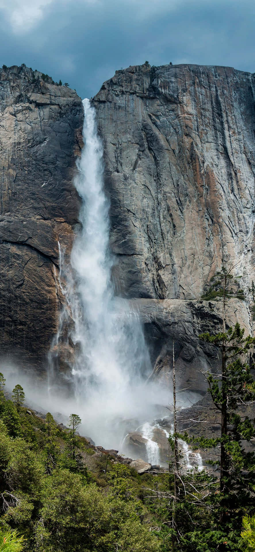 Genießensie Den Ruhigen Und Beruhigenden Hintergrund Eines Wunderschönen Wasserfalls. Wallpaper