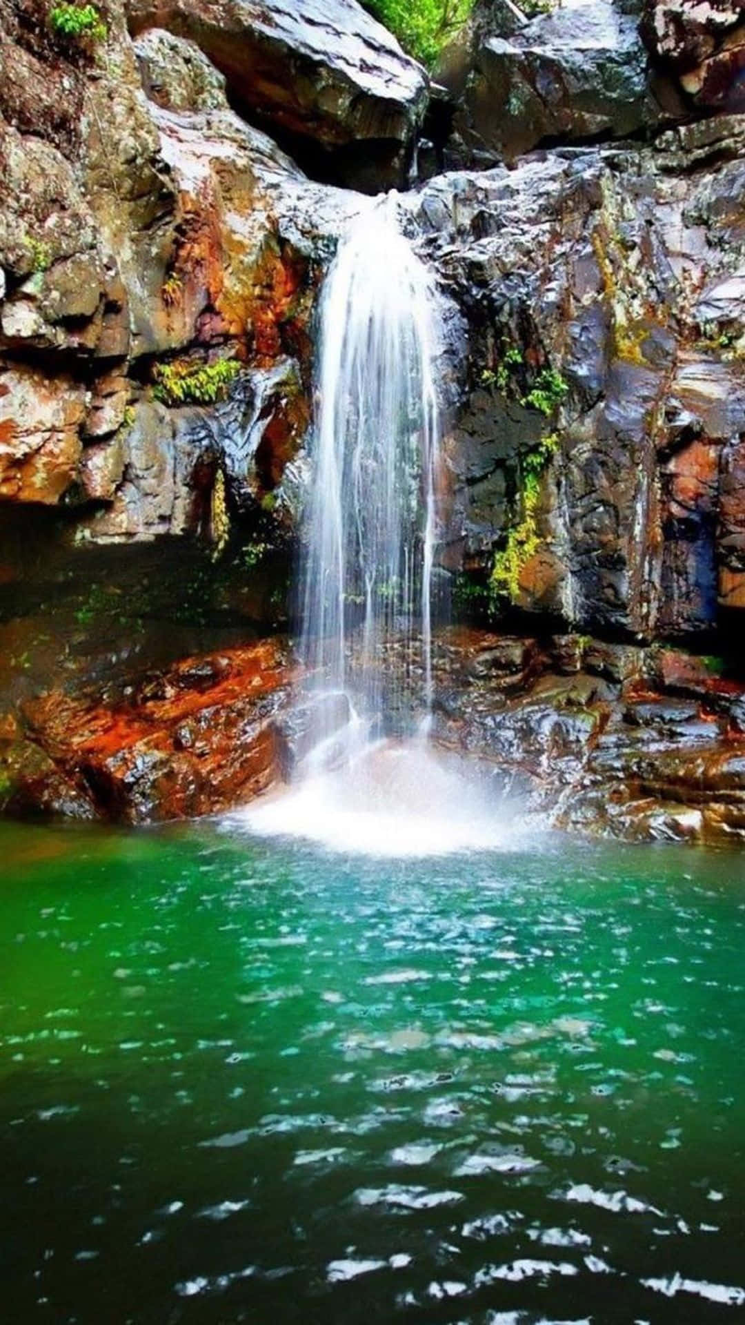 Erlebedie Schönheit Der Natur Mit Diesem Iphone Wasserfall. Wallpaper