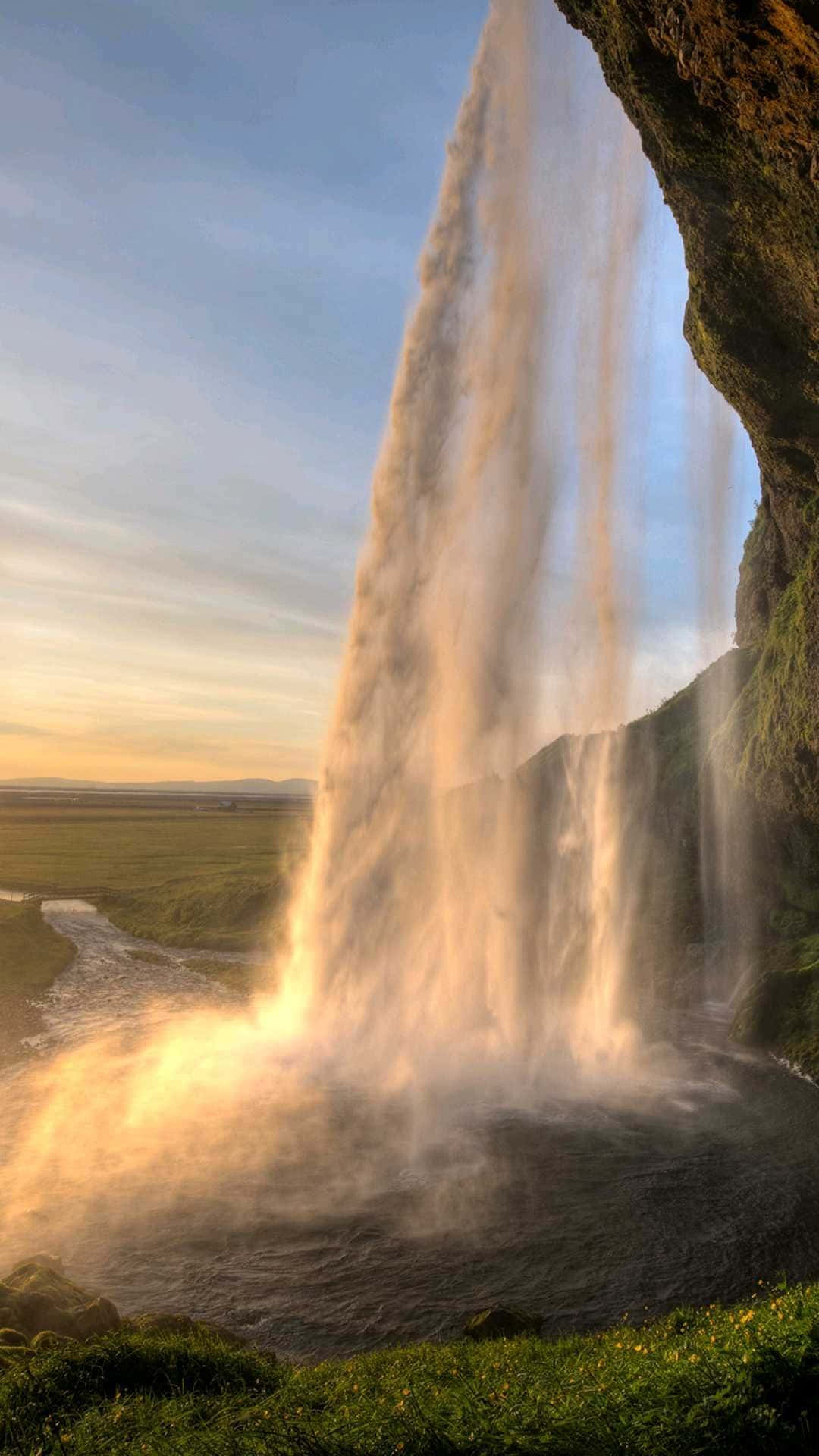 Einatemberaubender Blick Auf Ein Iphone Vor Einem Wunderschönen Wasserfall. Wallpaper
