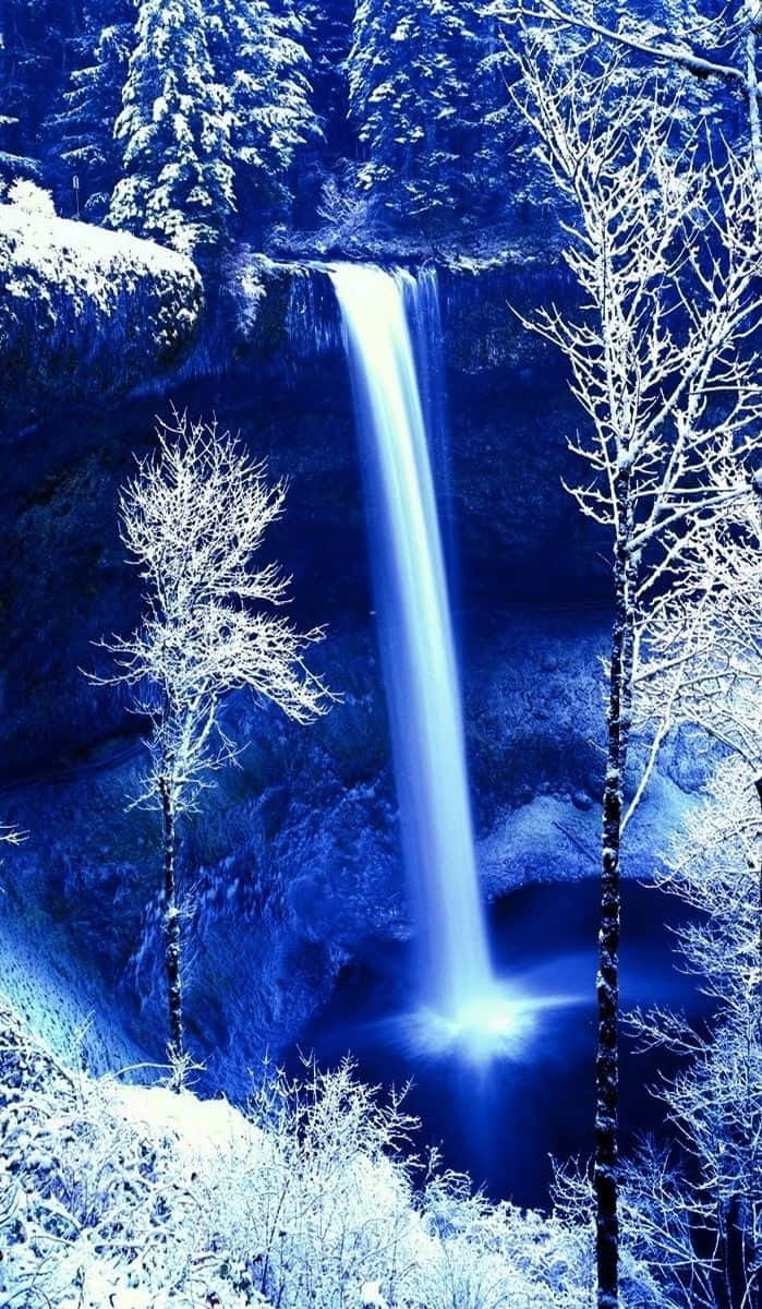 Disfrutandode La Belleza De La Naturaleza - Una Fotografía De Una Cascada Tomada Con Un Iphone. Fondo de pantalla