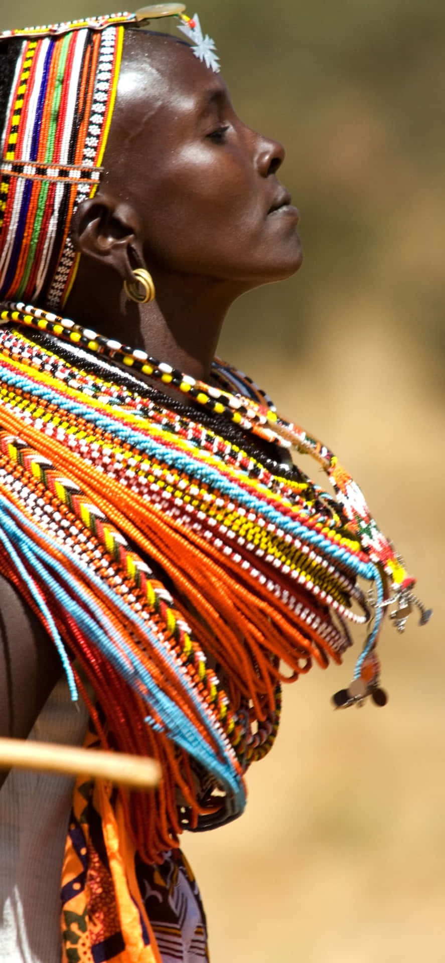 Unamujer Con Vestimenta Tradicional Africana Está Sosteniendo Una Lanza.