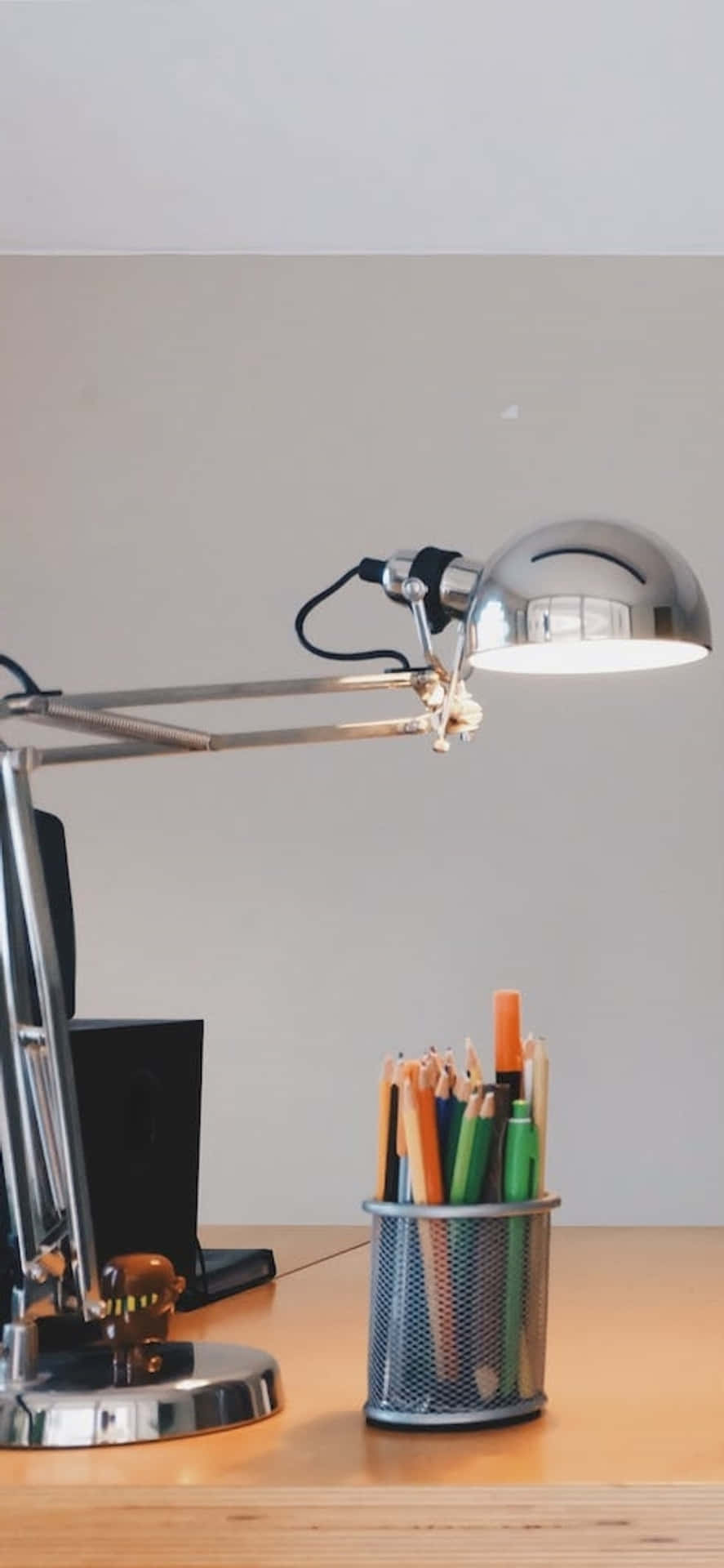 Iphonex-skrivbordsbakgrund Med En Pennhållare Och En Lampa.