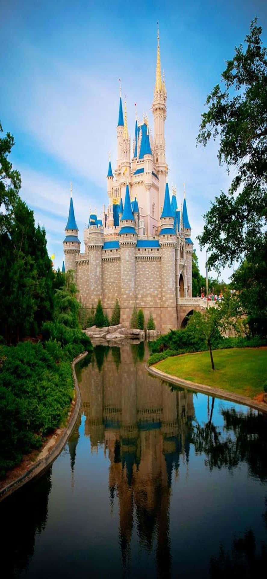 Fondode Pantalla De Disney Para Iphone X Con Un Castillo Junto A Un Río.
