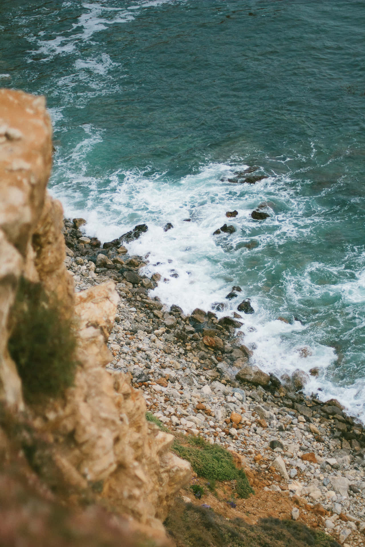 Iphonex Malibu Hintergrund - Ozeanwelle An Einer Klippe.