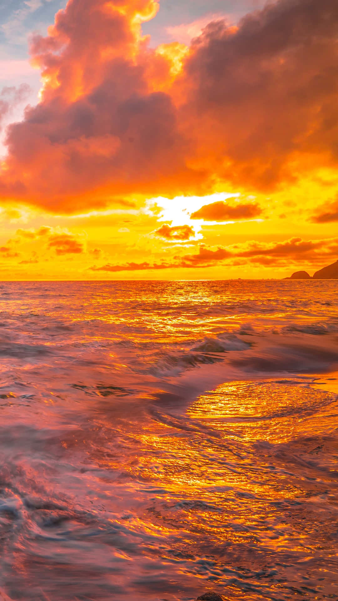 Iphonex Hintergrund Malibu Mit Bewölktem Sonnenuntergang.