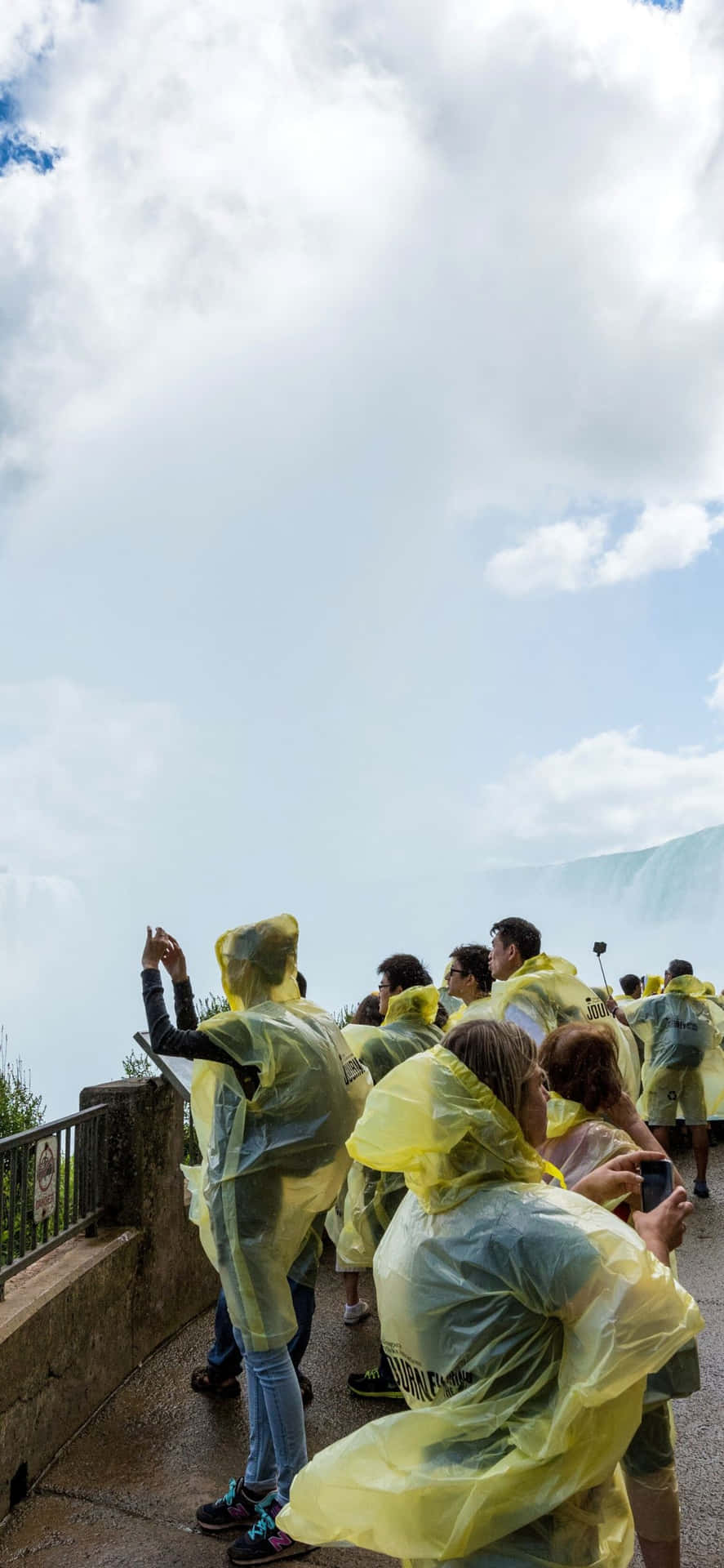 Iphonex Bakgrundsbild För Niagara Falls Som Visas För Turister.